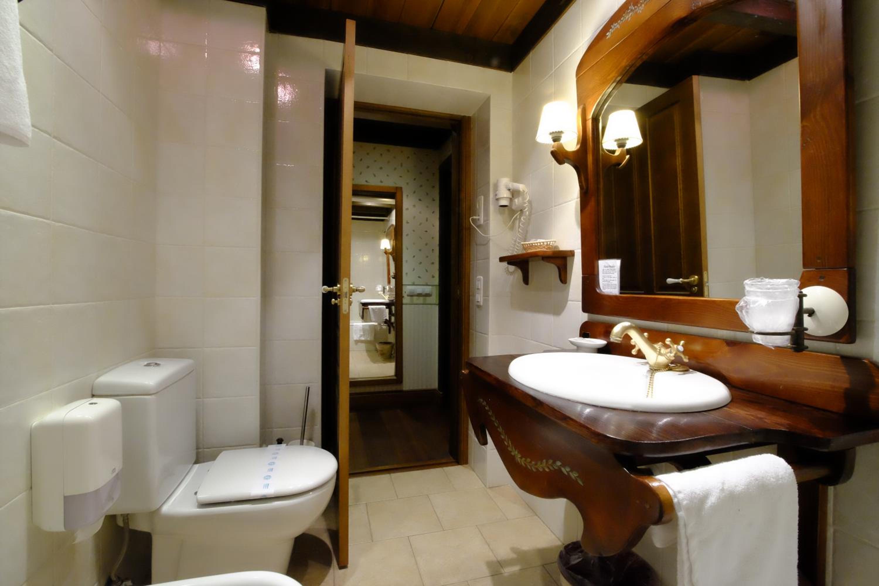Junior Suite with Spa Bath - Photo 3