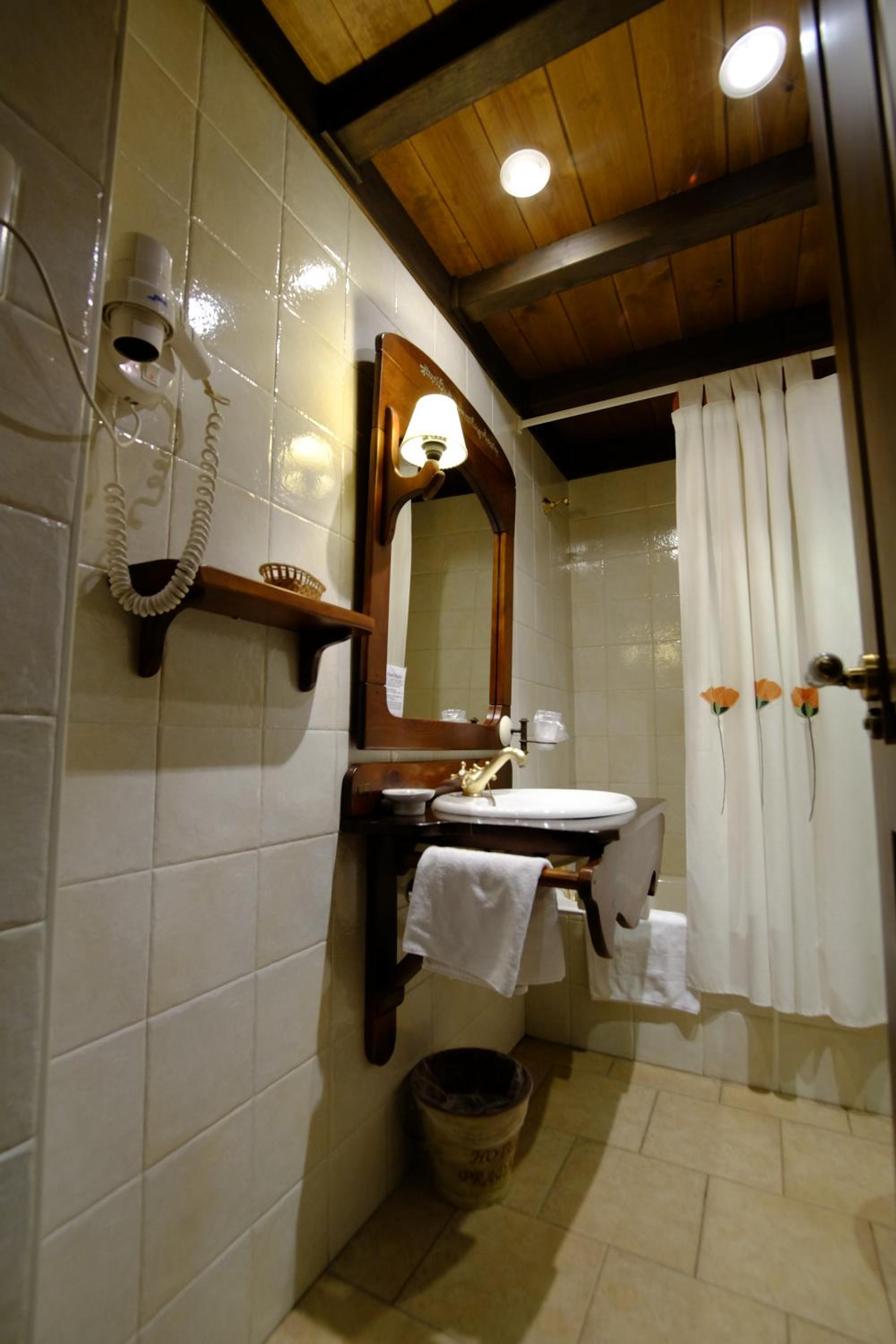 Junior Suite with Spa Bath - Photo 19