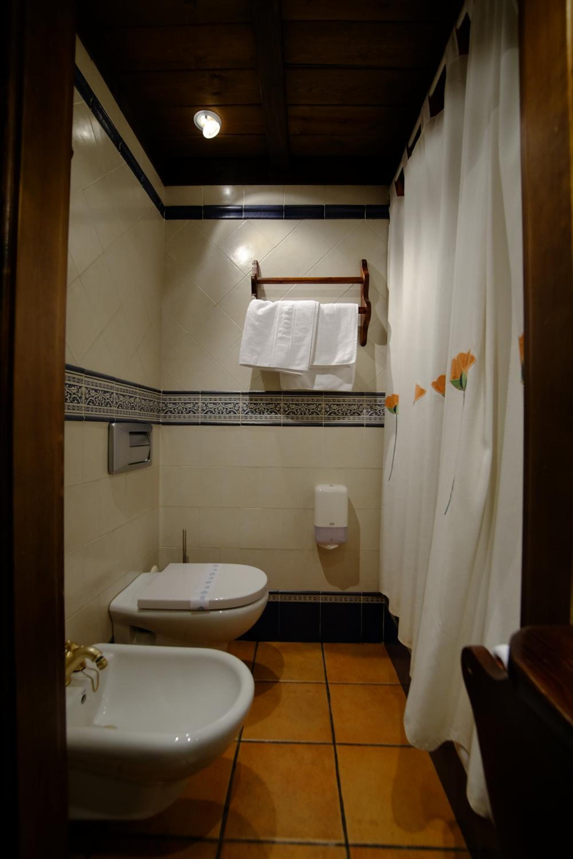 Junior Suite with Spa Bath - Photo 20