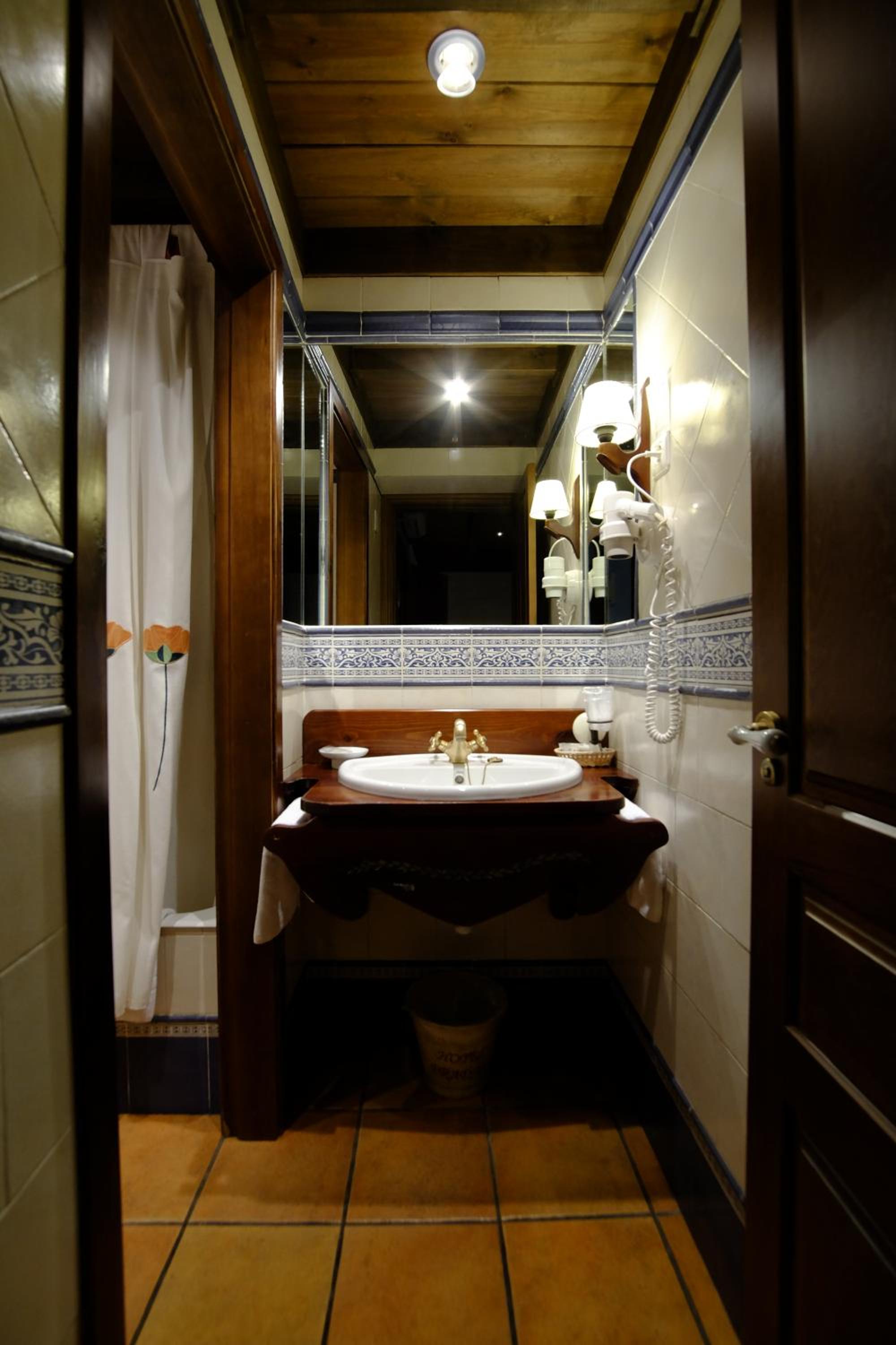 Junior Suite with Spa Bath - Photo 4