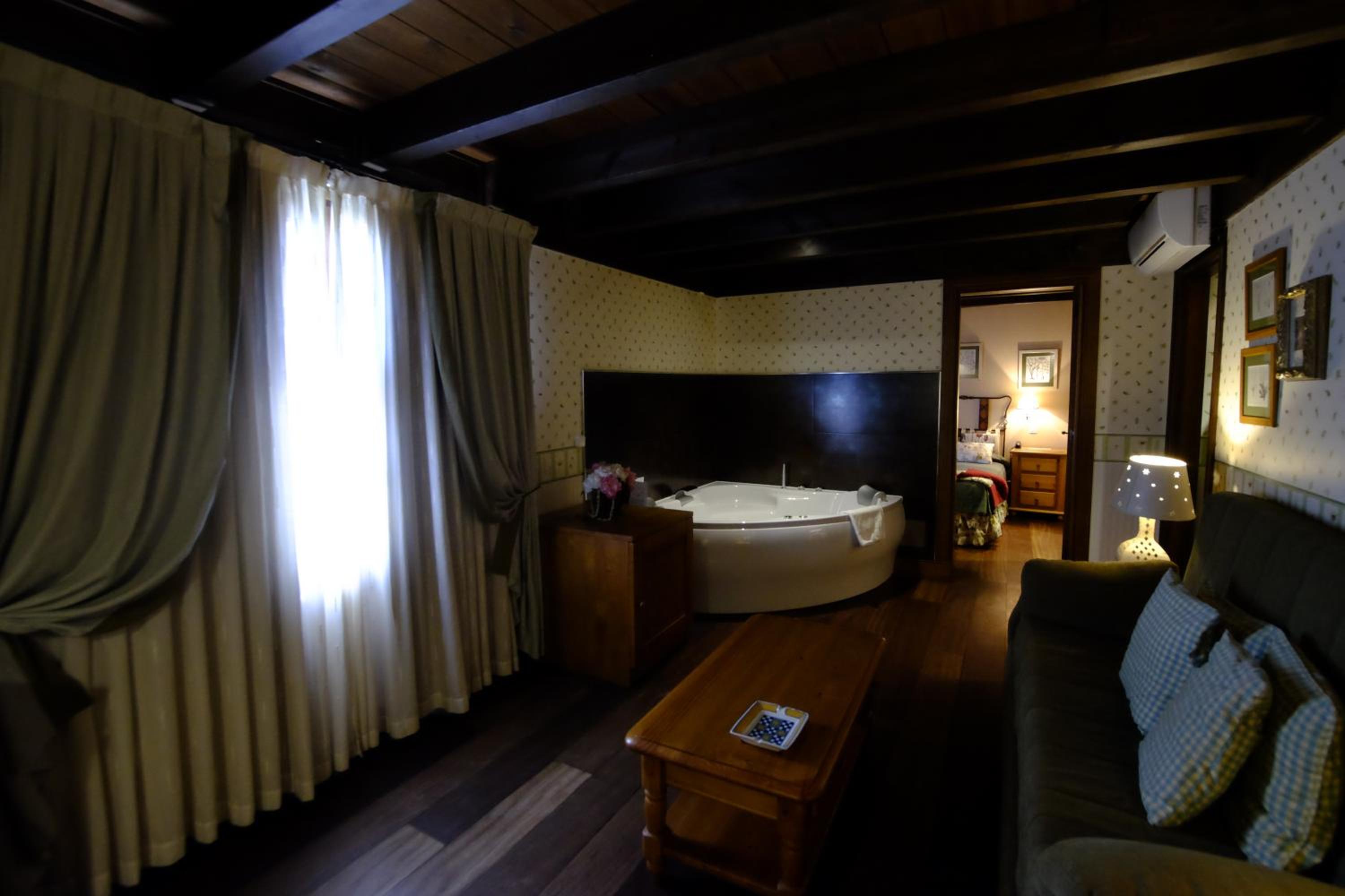 Junior Suite with Spa Bath - Photo 6