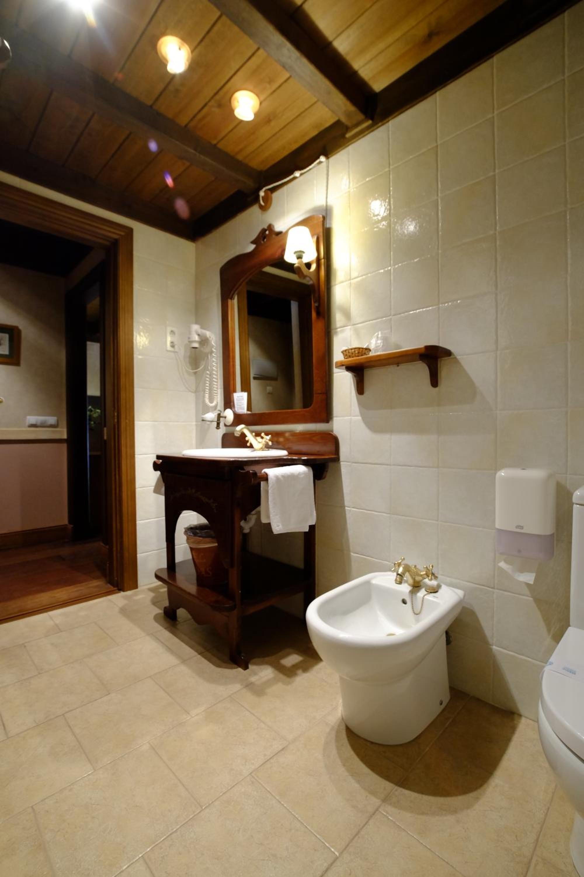 Junior Suite with Spa Bath - Photo 7