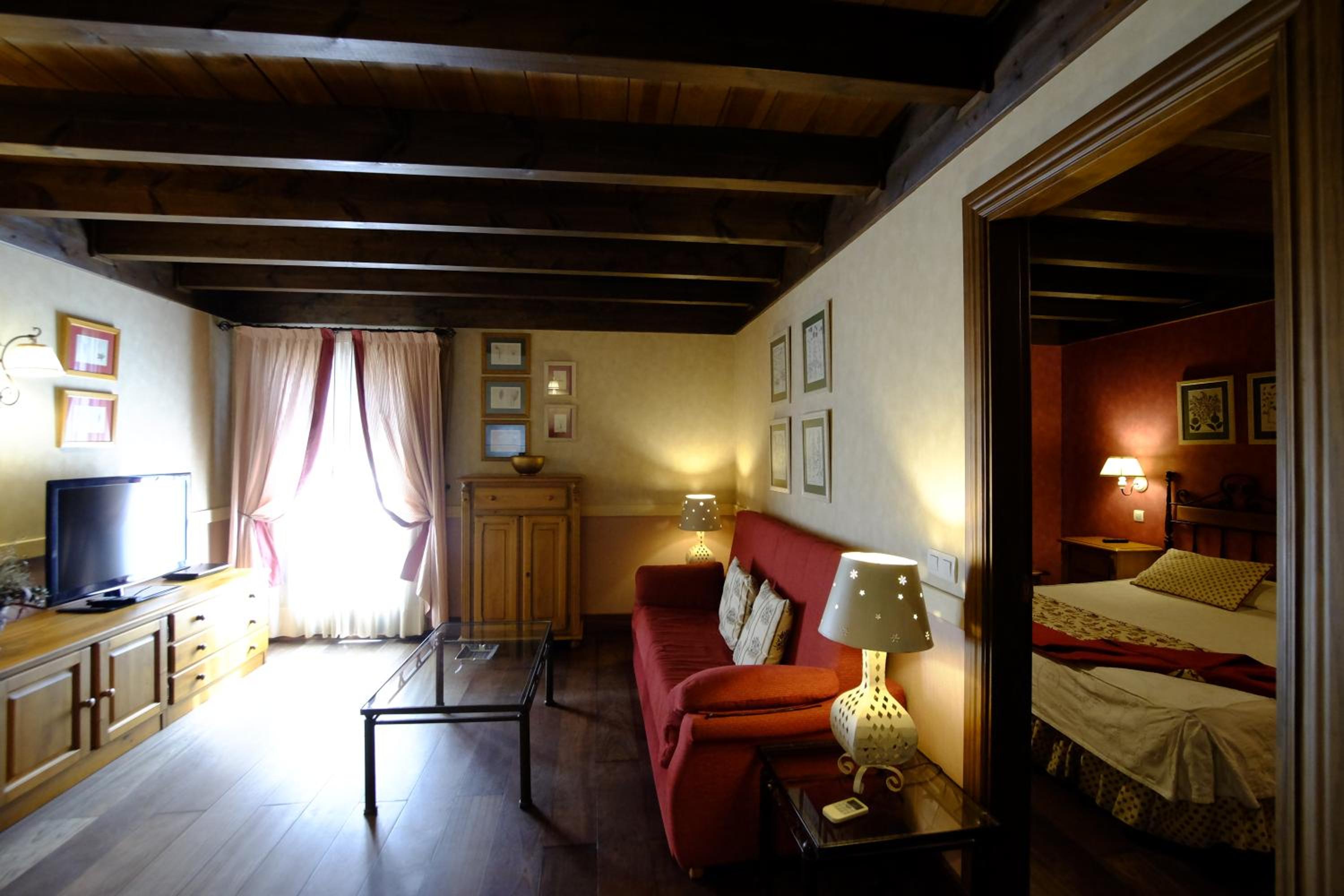 Junior Suite with Spa Bath - Photo 5