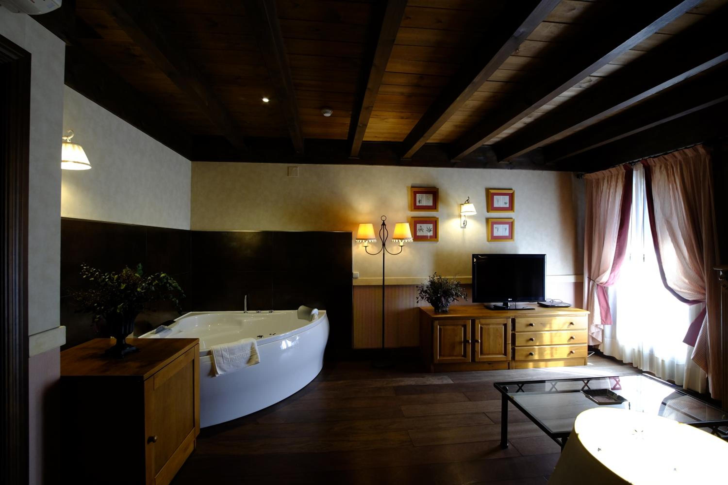 Junior Suite with Spa Bath - Photo 16