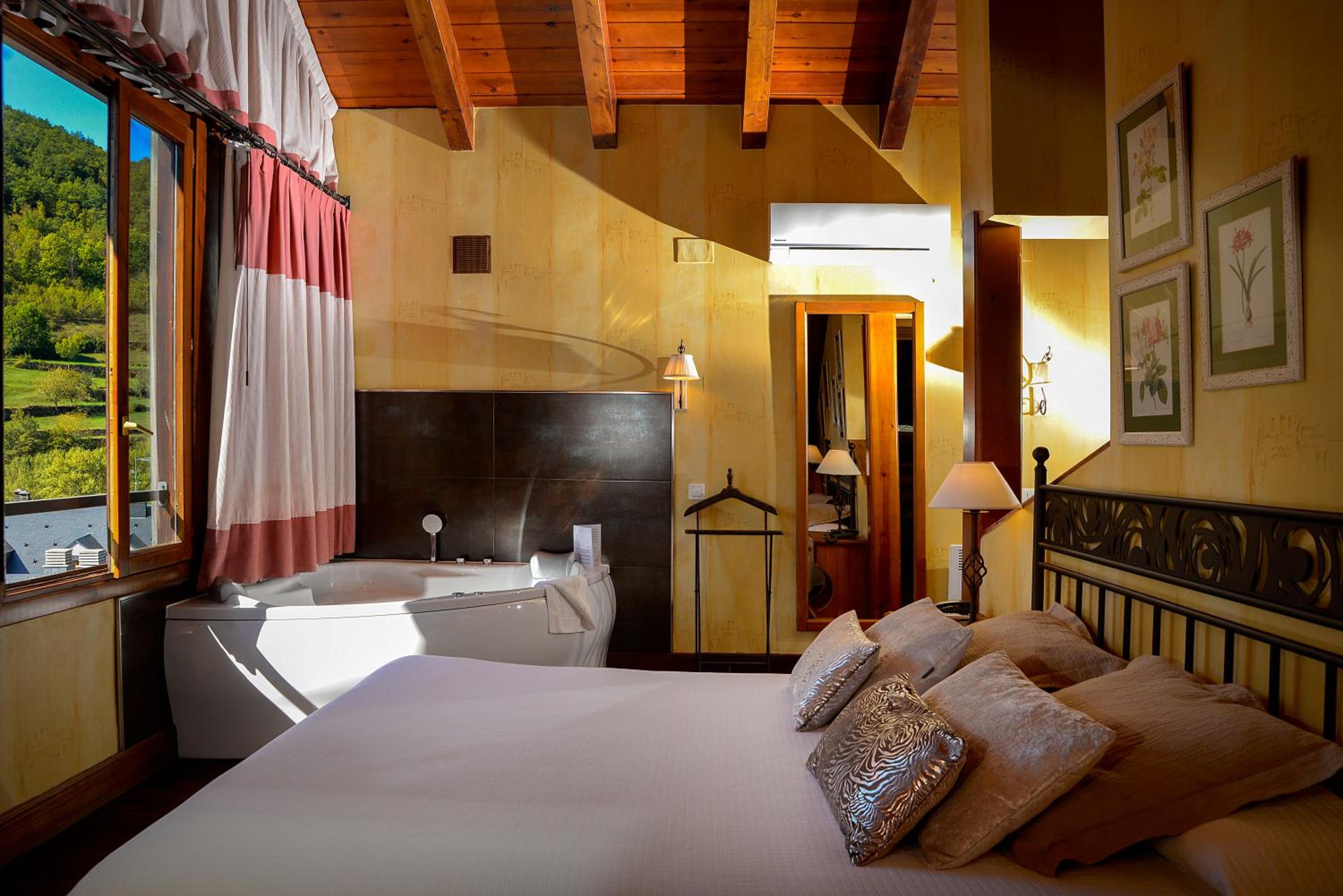 Junior Suite with Spa Bath - Photo 23