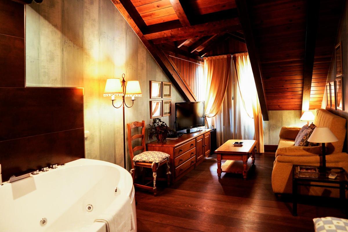Junior Suite with Spa Bath - Photo 2