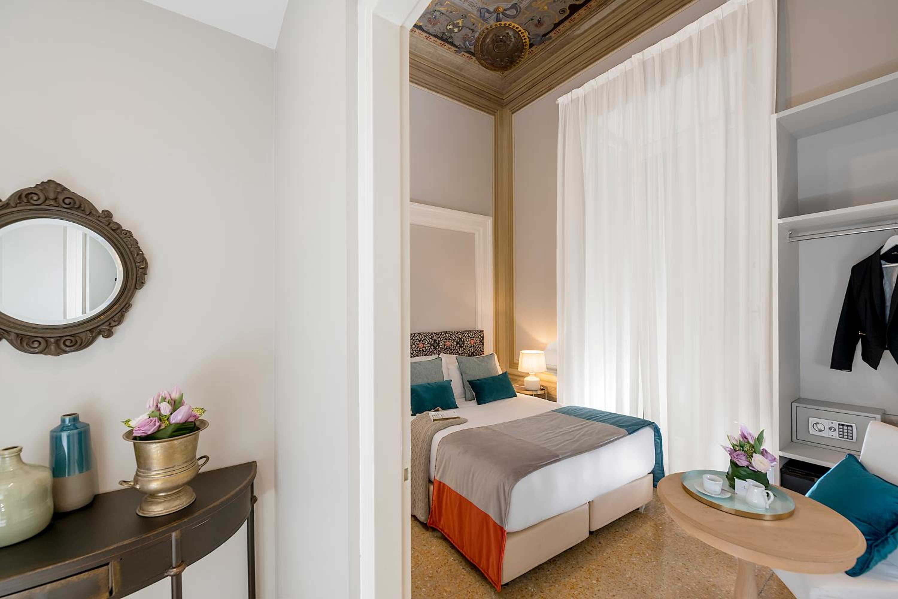 Small Double Room with Balcony photo 2