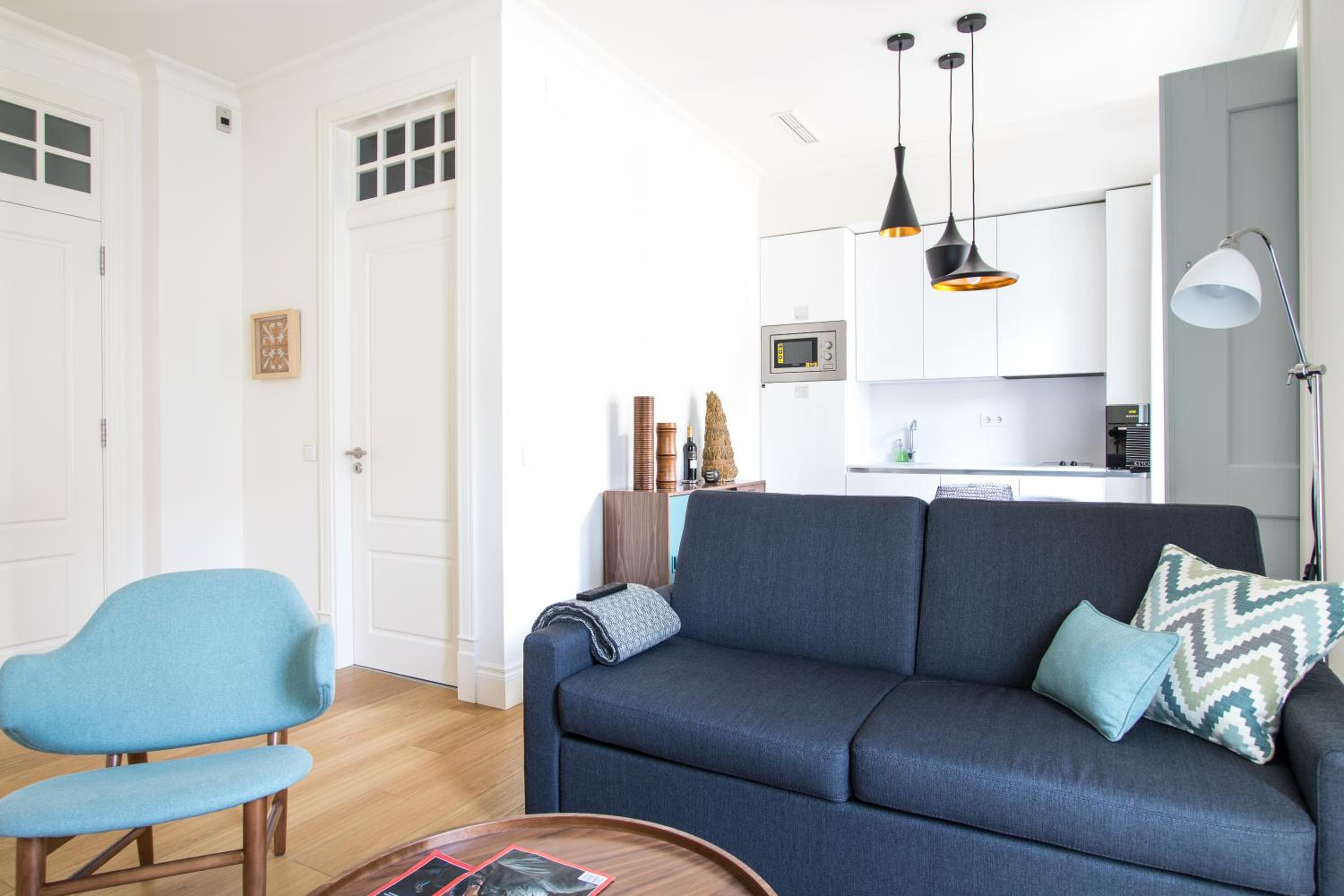 Apartment with Balcony - Photo 6