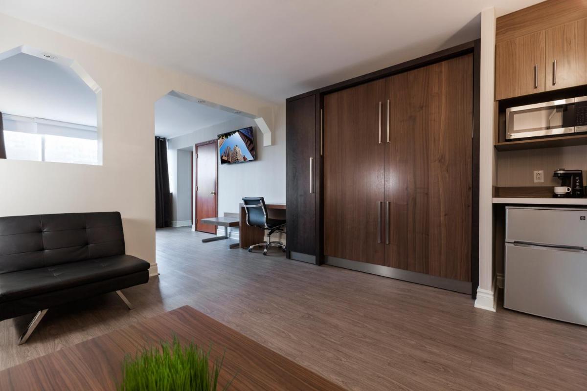 Deluxe King Suite with Murphy Bed photo 3