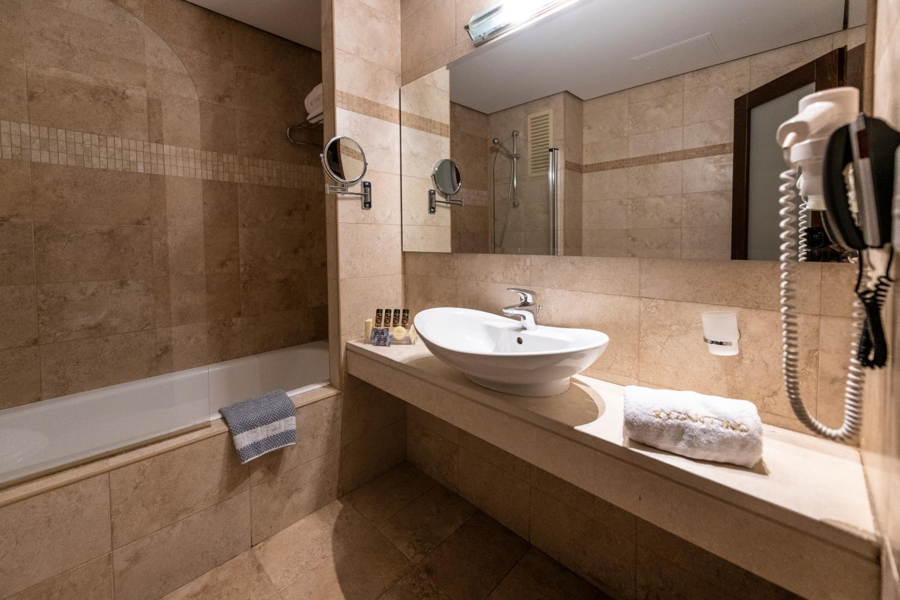 Deluxe Double or Twin Room - Photo 4