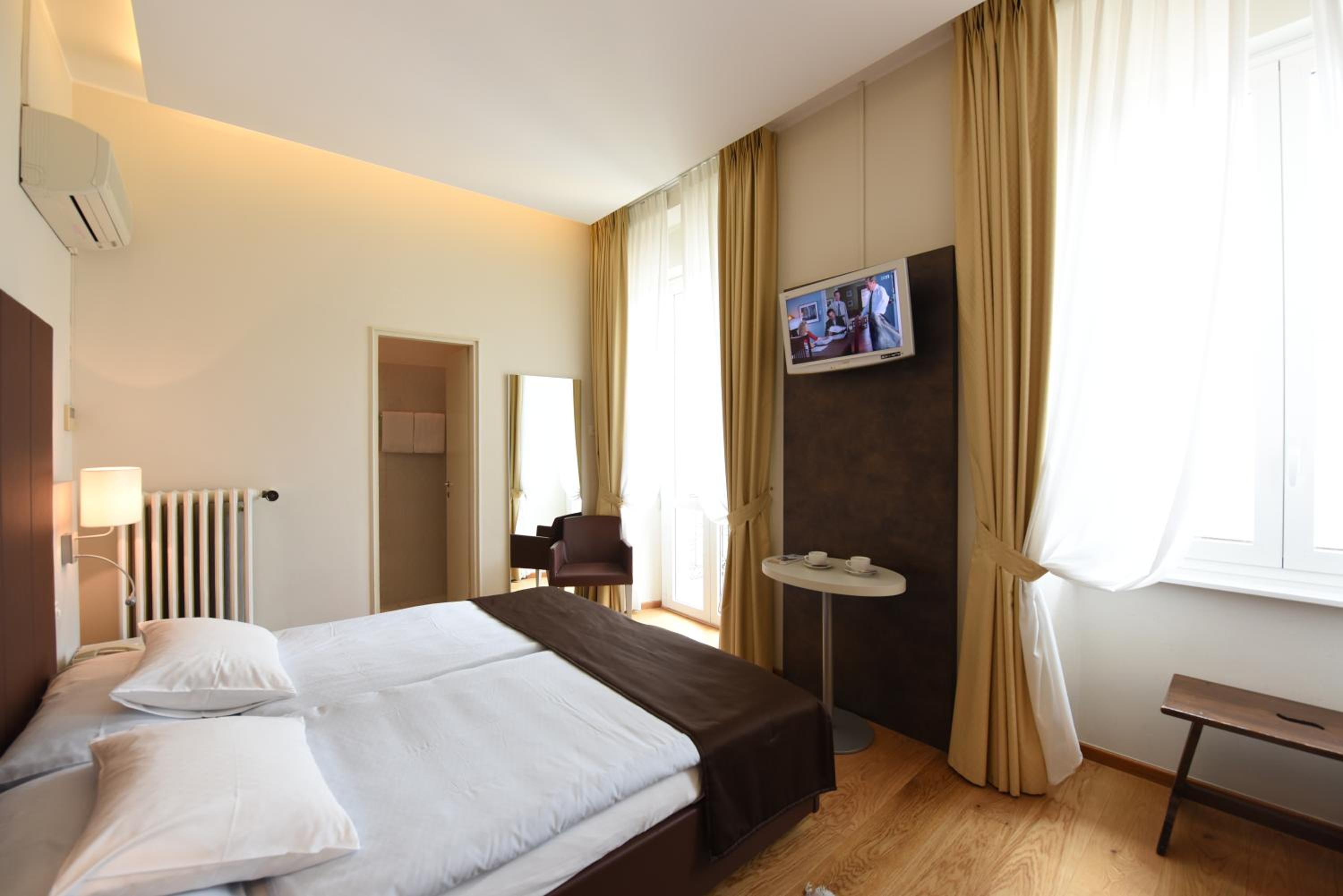Executive Double Room with Lake View and Balcony