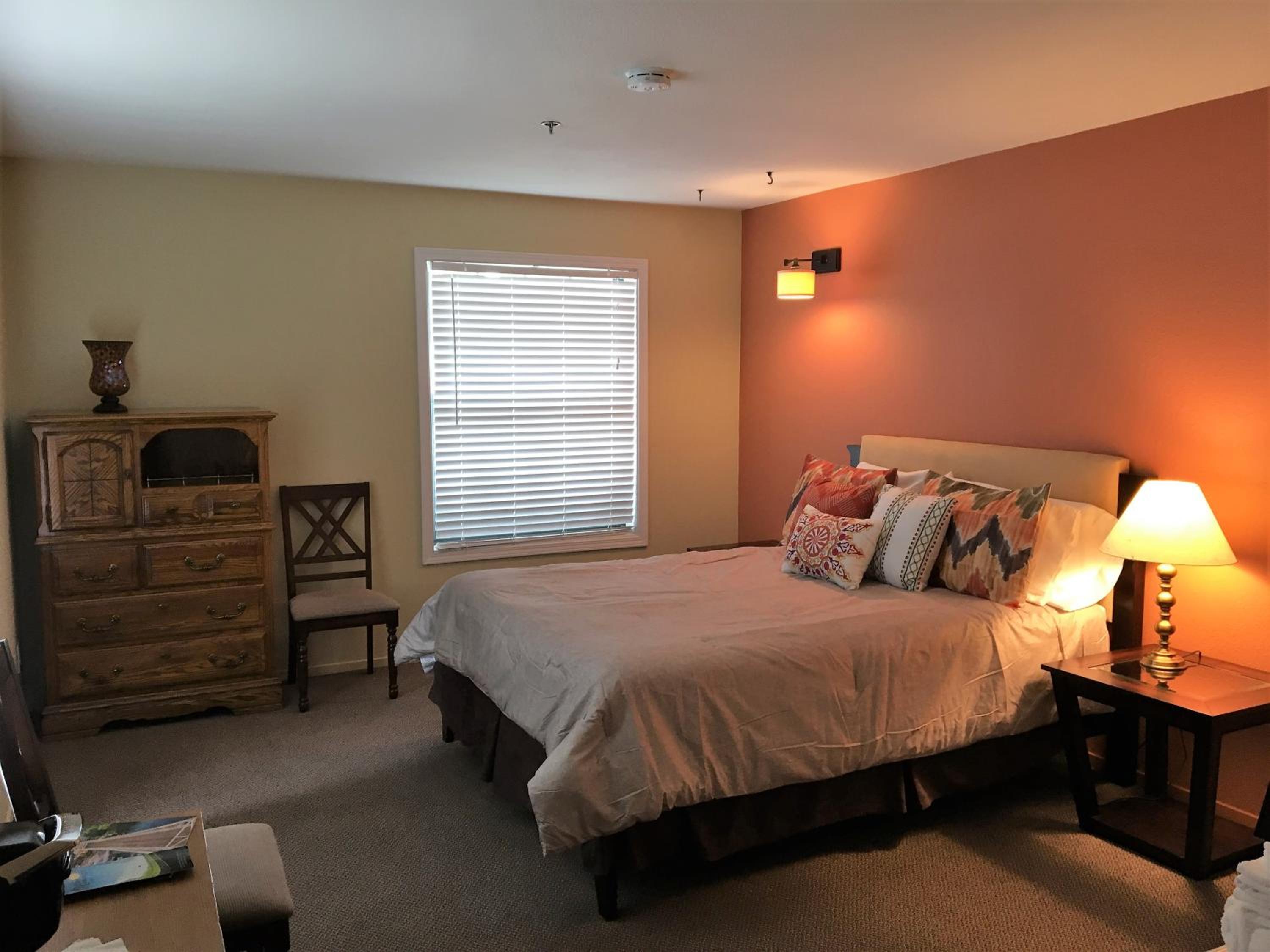 Queen Room - Disability Access - Photo 4