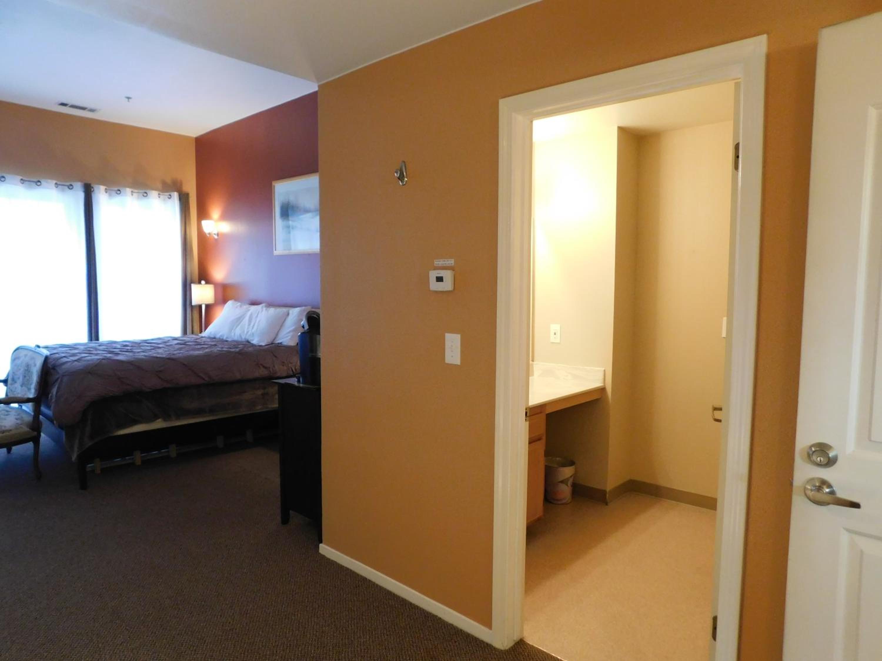 Standard Suite - Photo 3