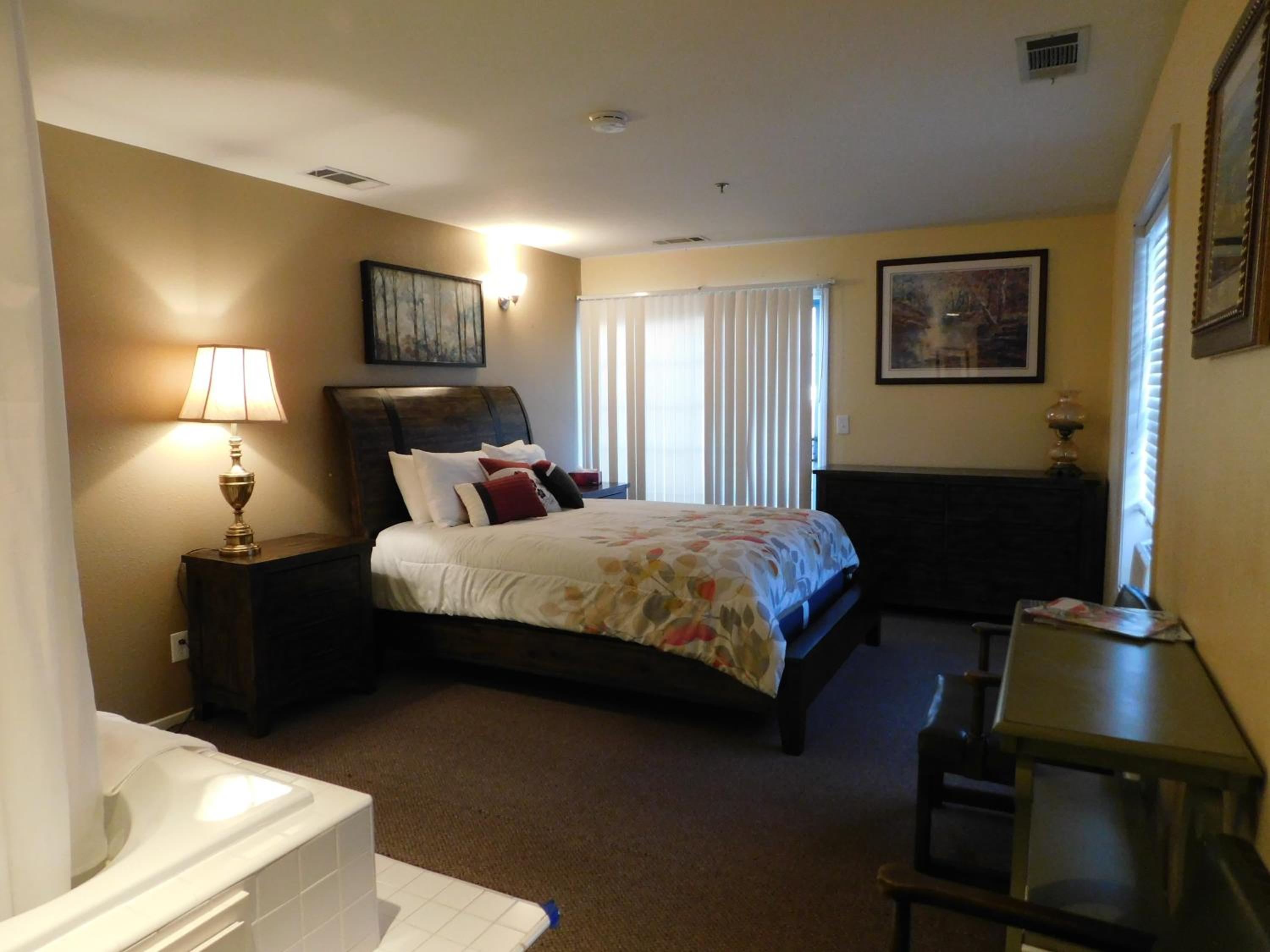 Queen Room with Spa Bath - Photo 6