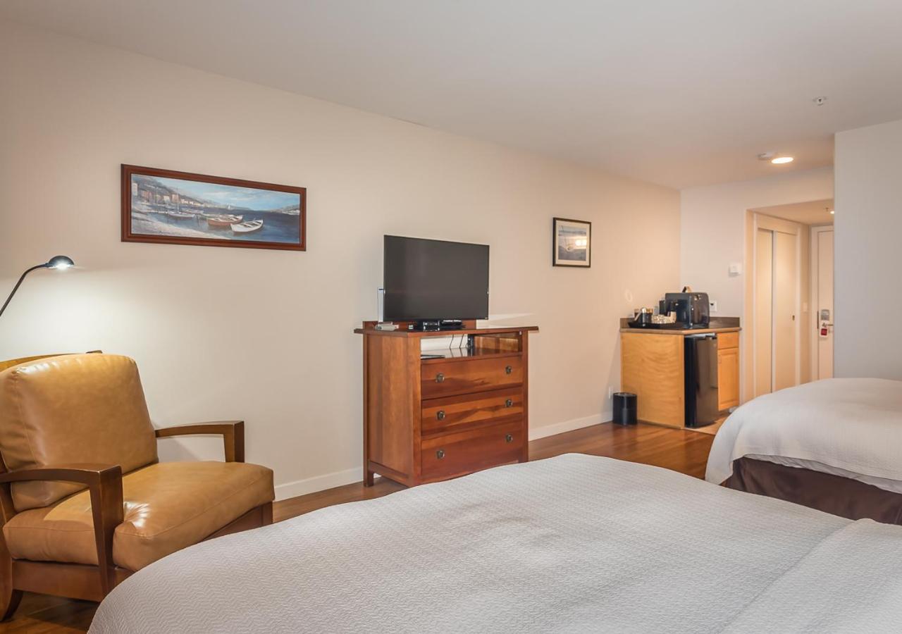 Queen Room with Two Queen Beds photo 2