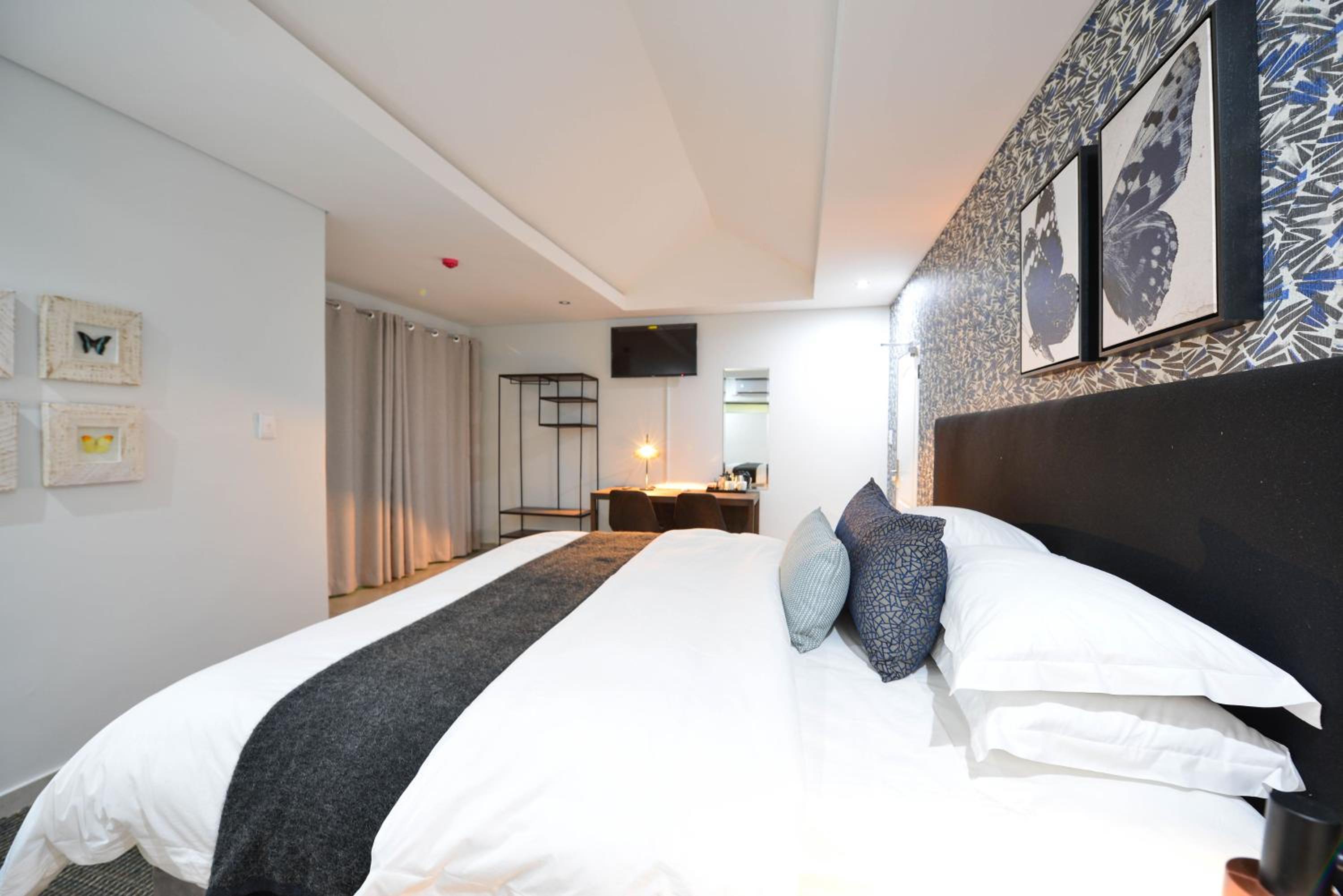 Deluxe King Room - Photo 4