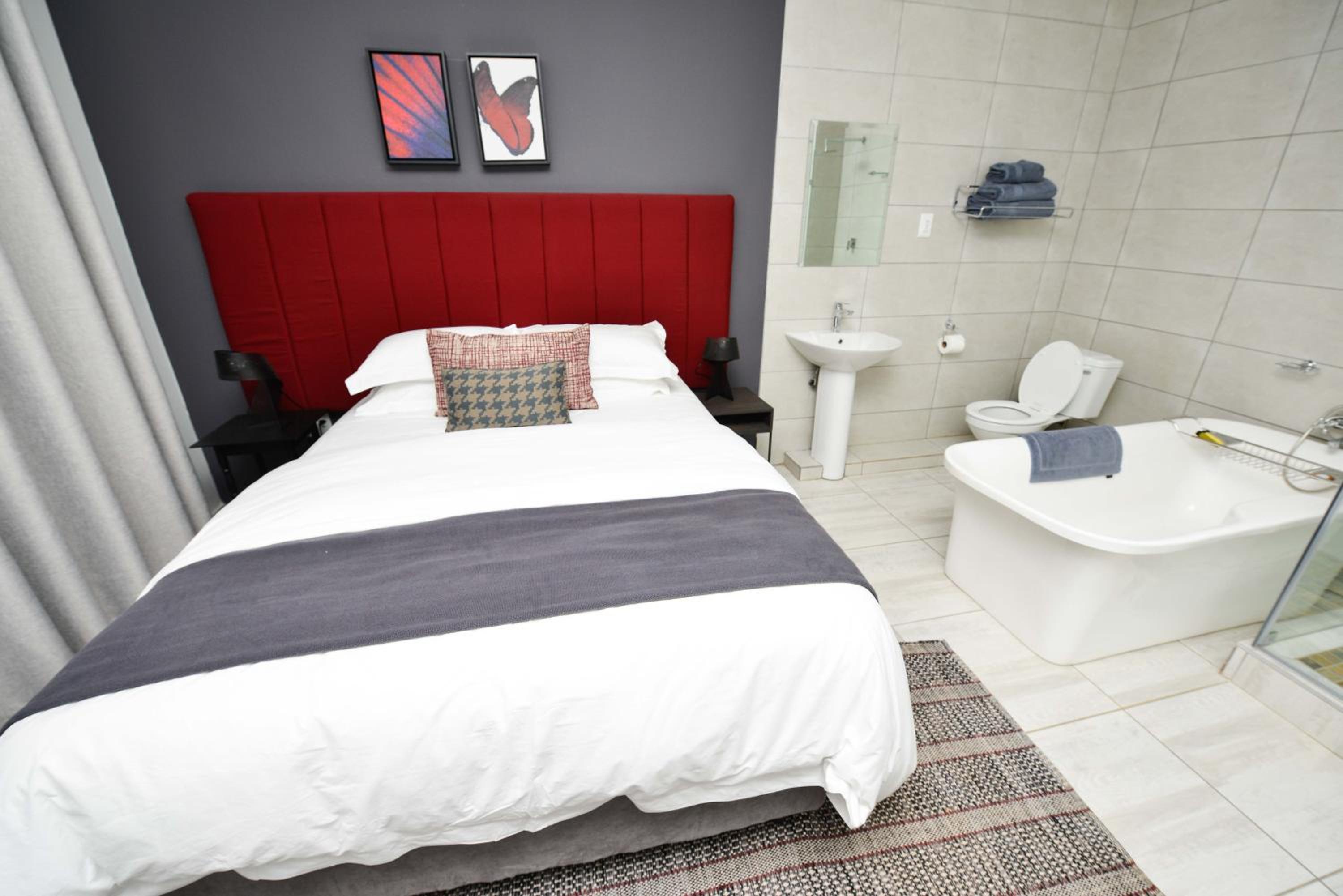Deluxe Queen Room - Photo 1