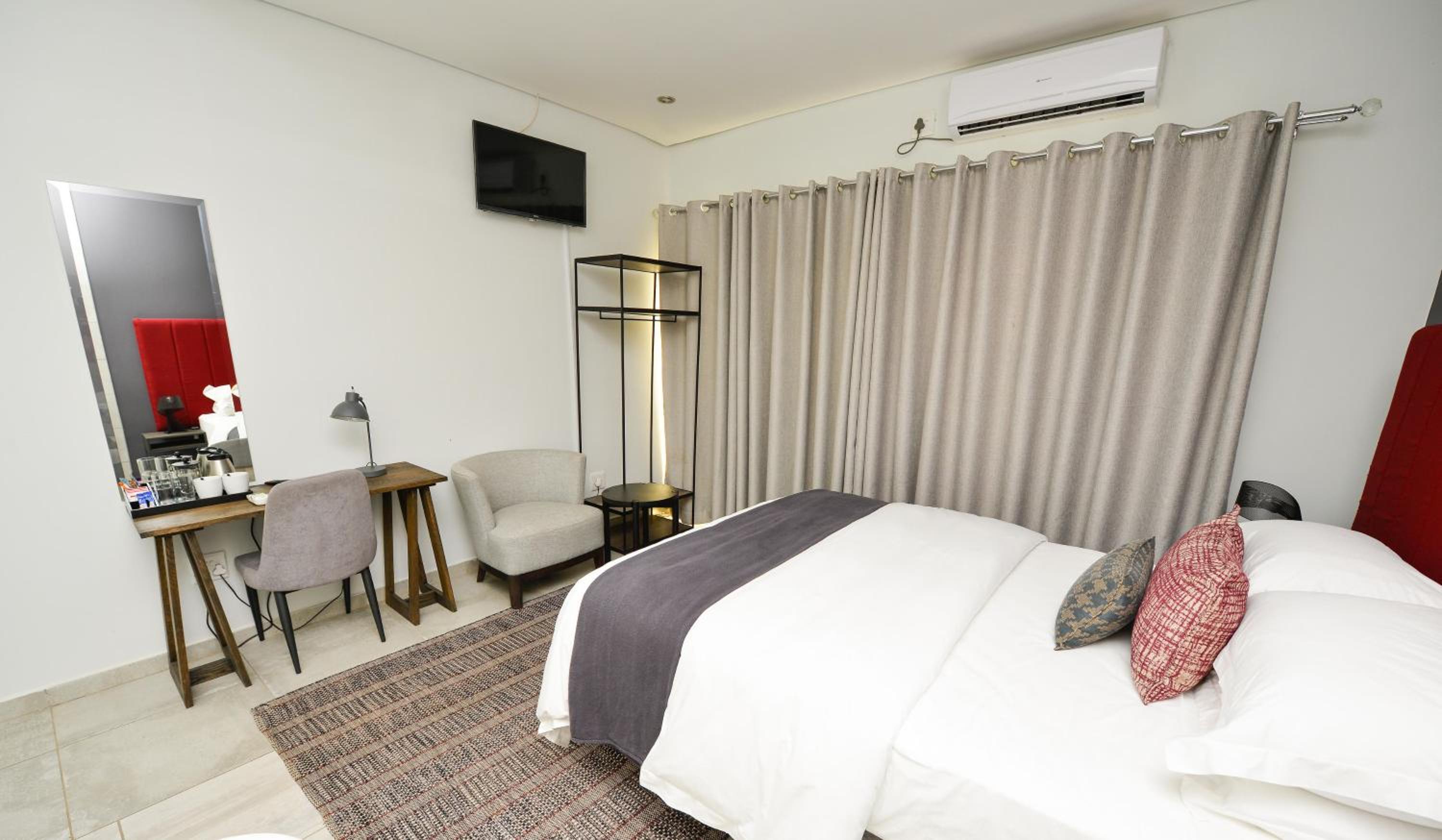 Deluxe Queen Room - Photo 7