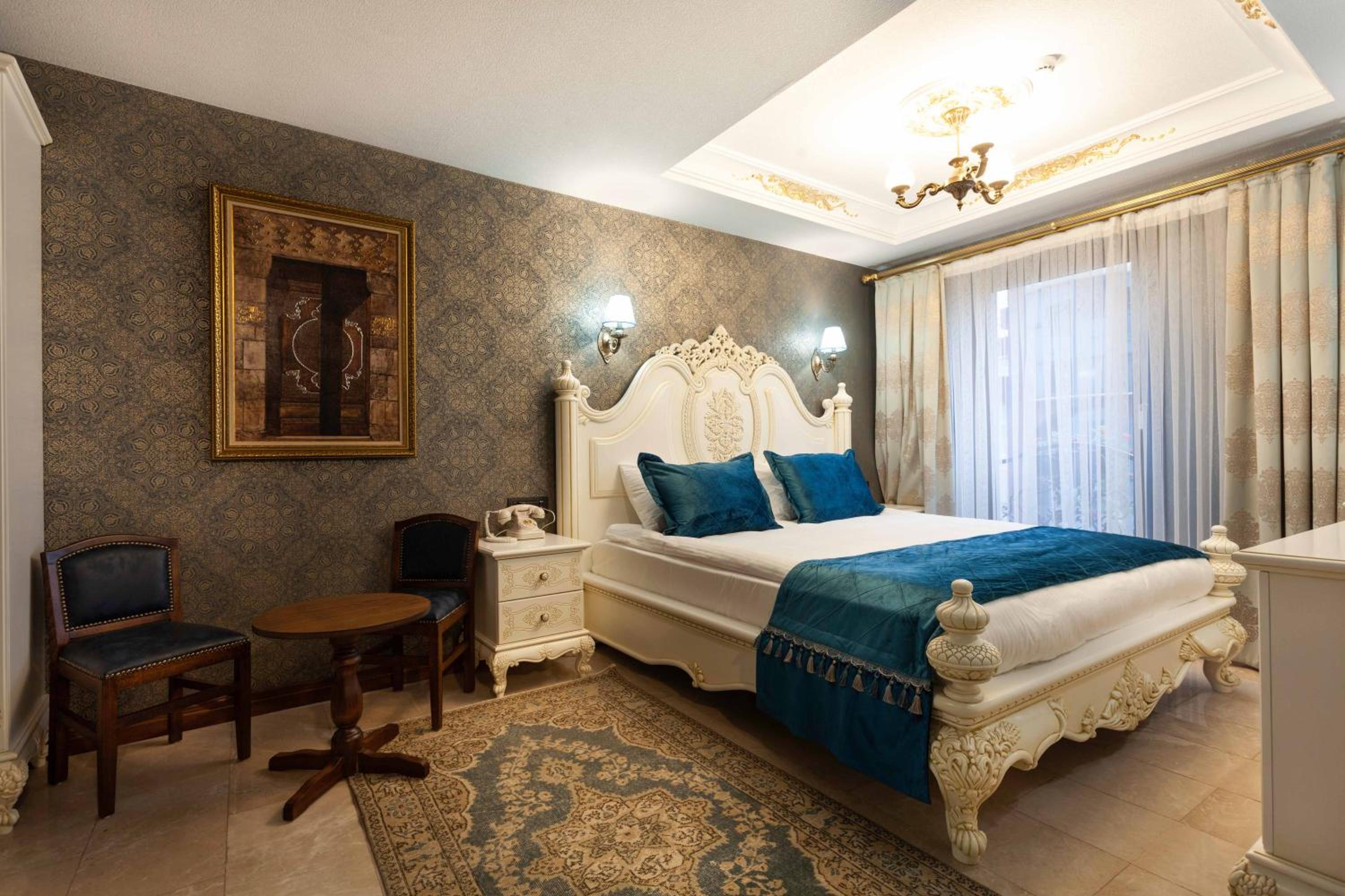 Deluxe Room (2 Adults + 1 Child)