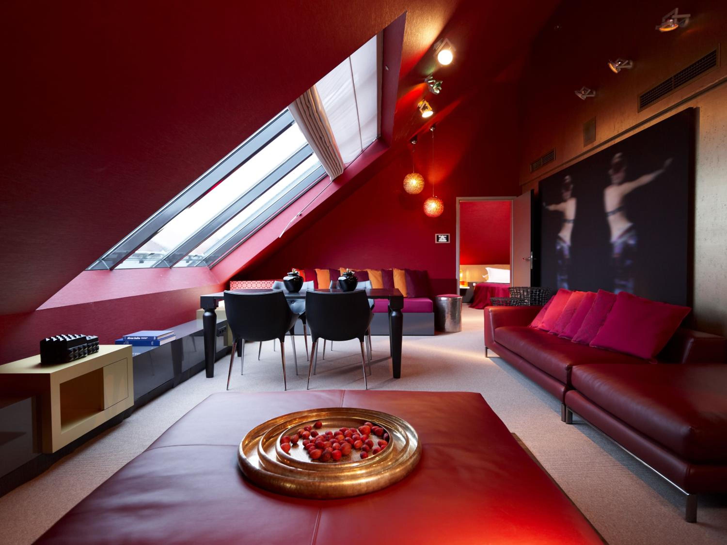 Opera Suite with King Bed - Corner Suite - Photo 5