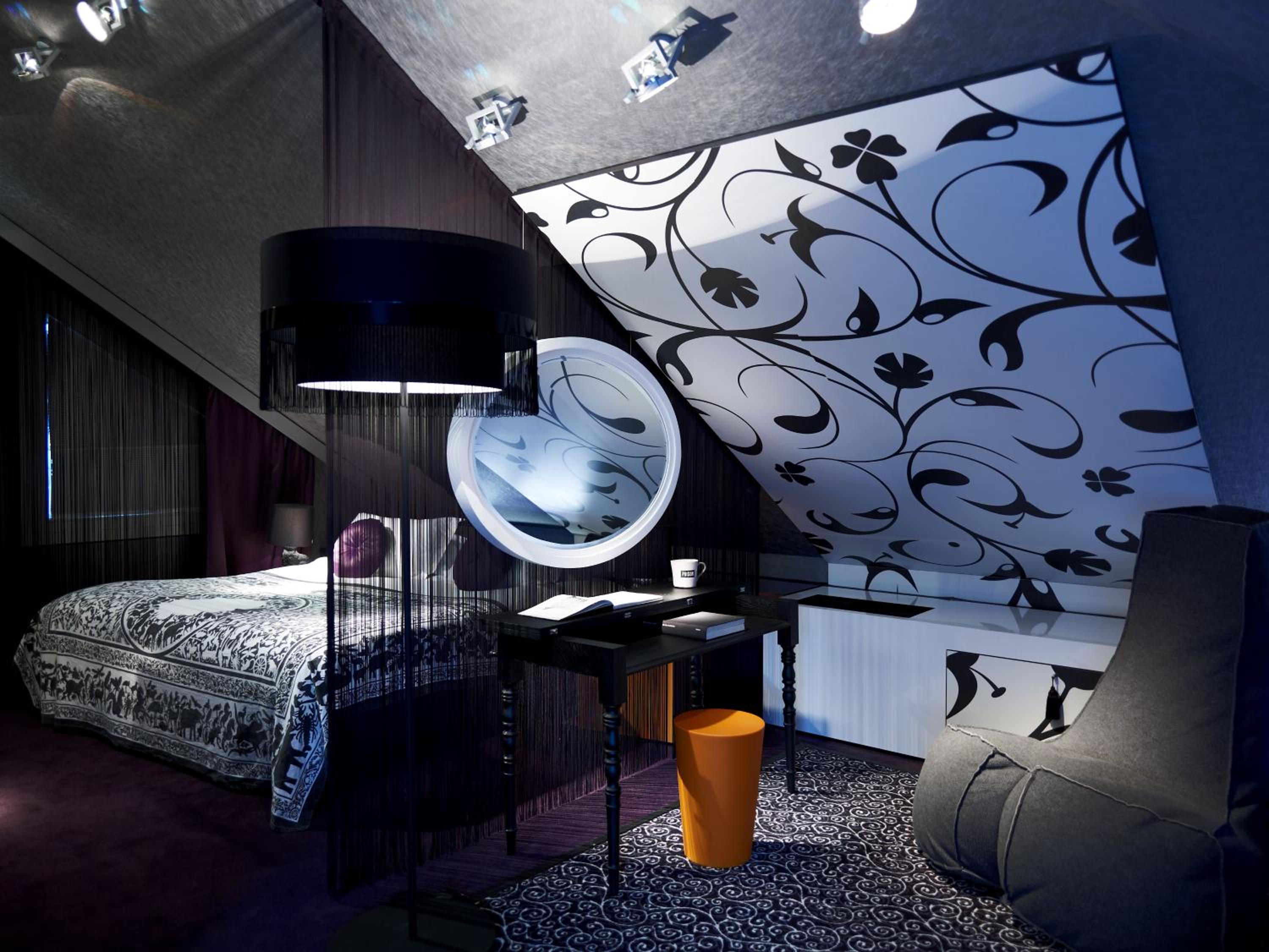 Opera Suite with King Bed - Corner Suite - Photo 2