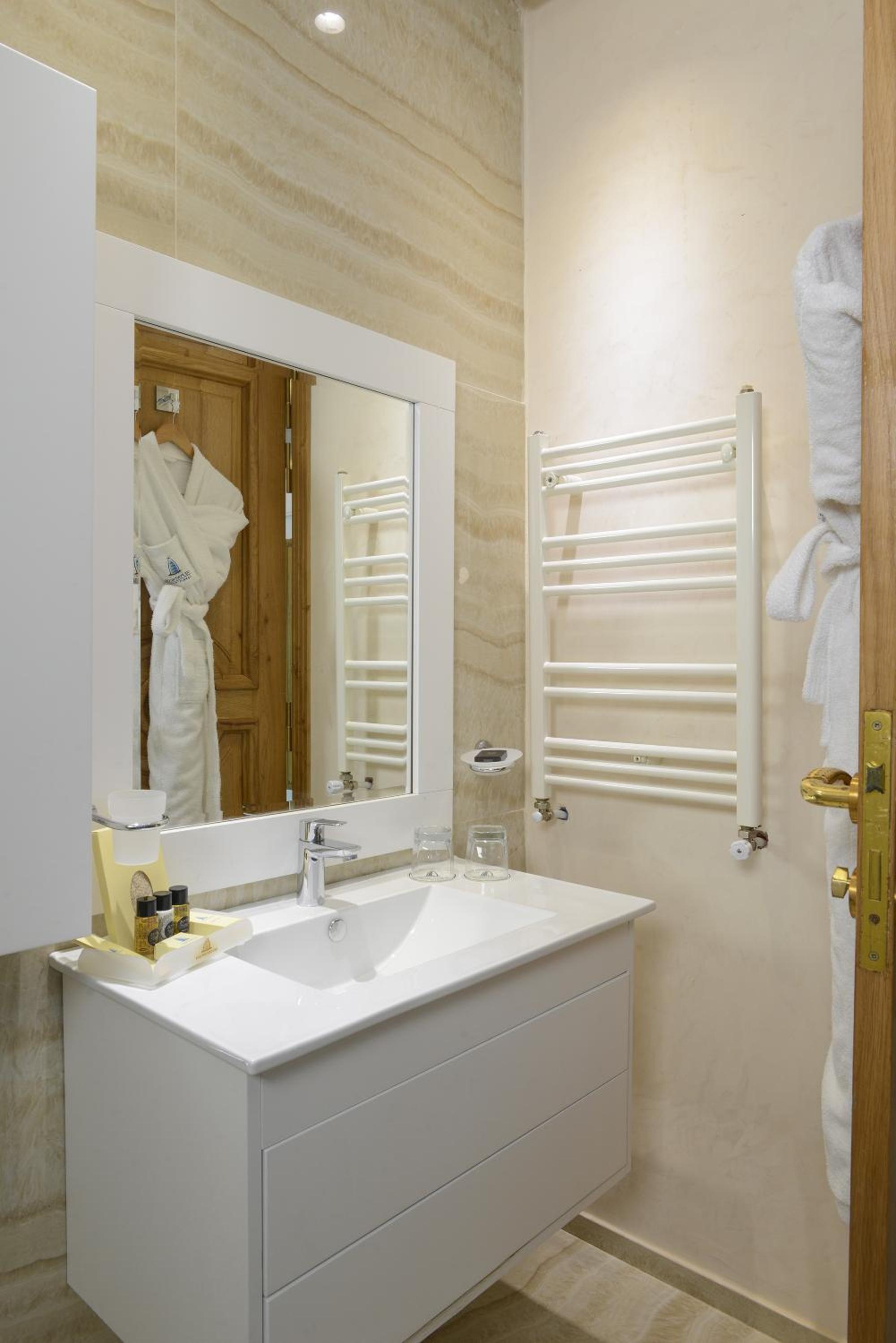 Standard Double Room - Photo 7