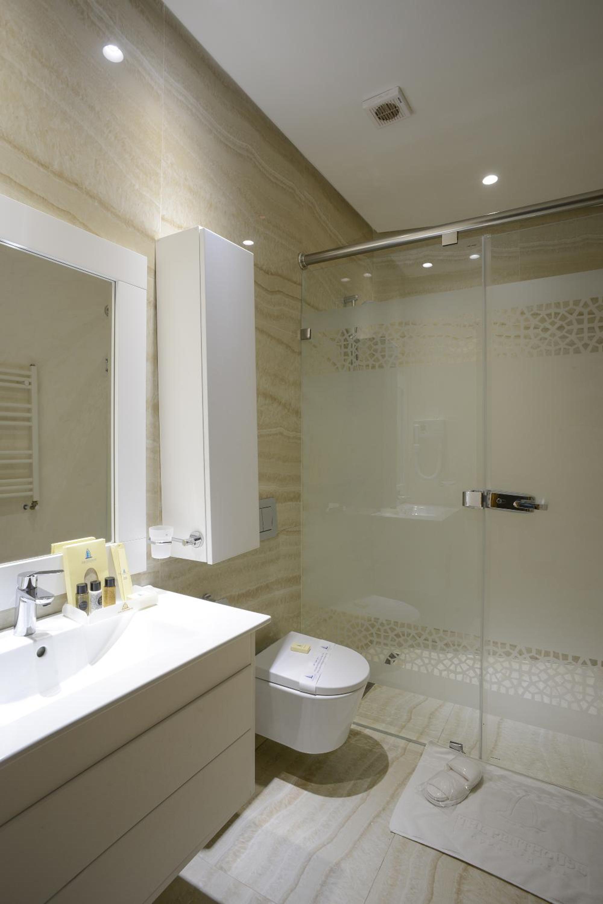 Deluxe Double Room - Photo 11