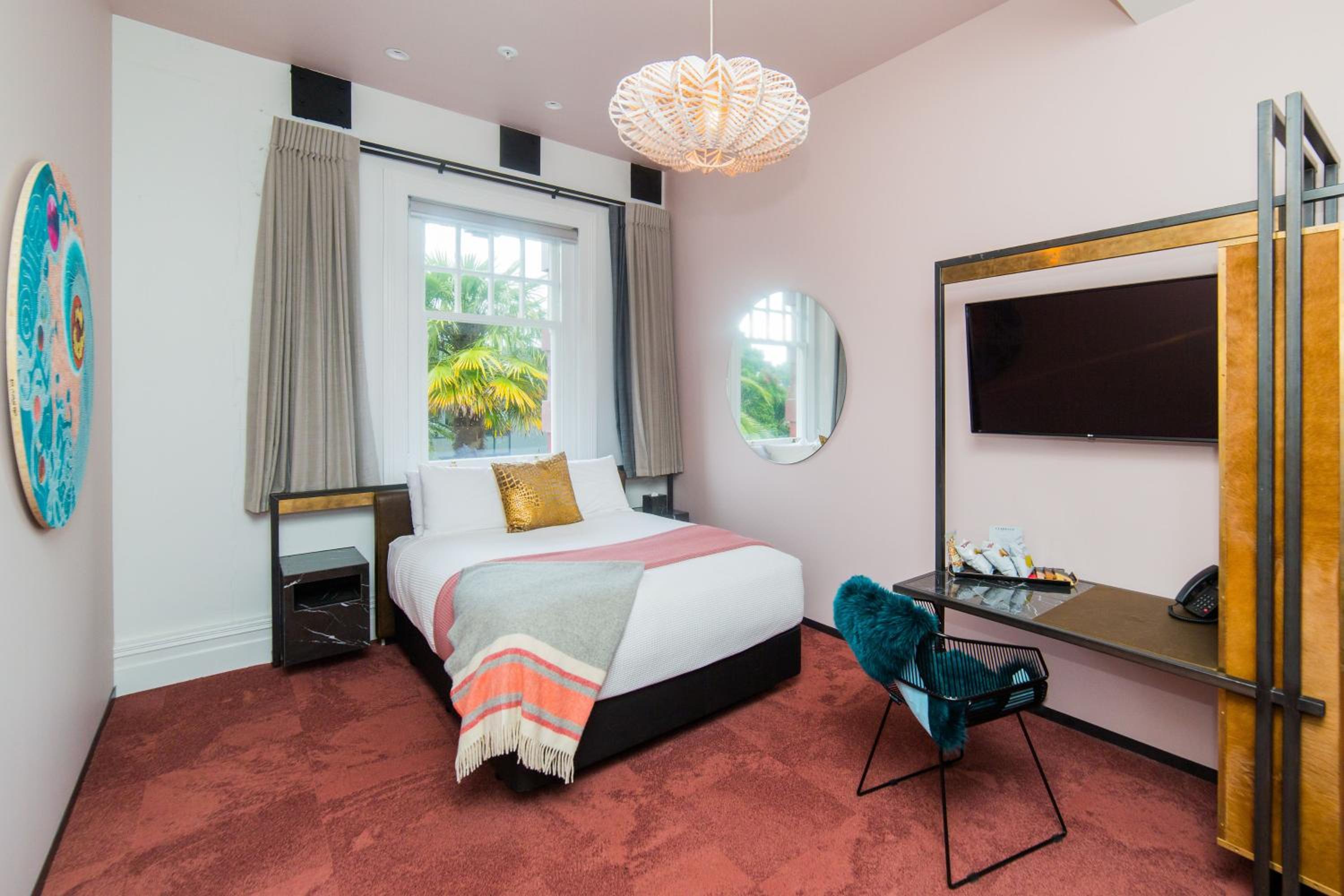 Deluxe Queen Room - Photo 5