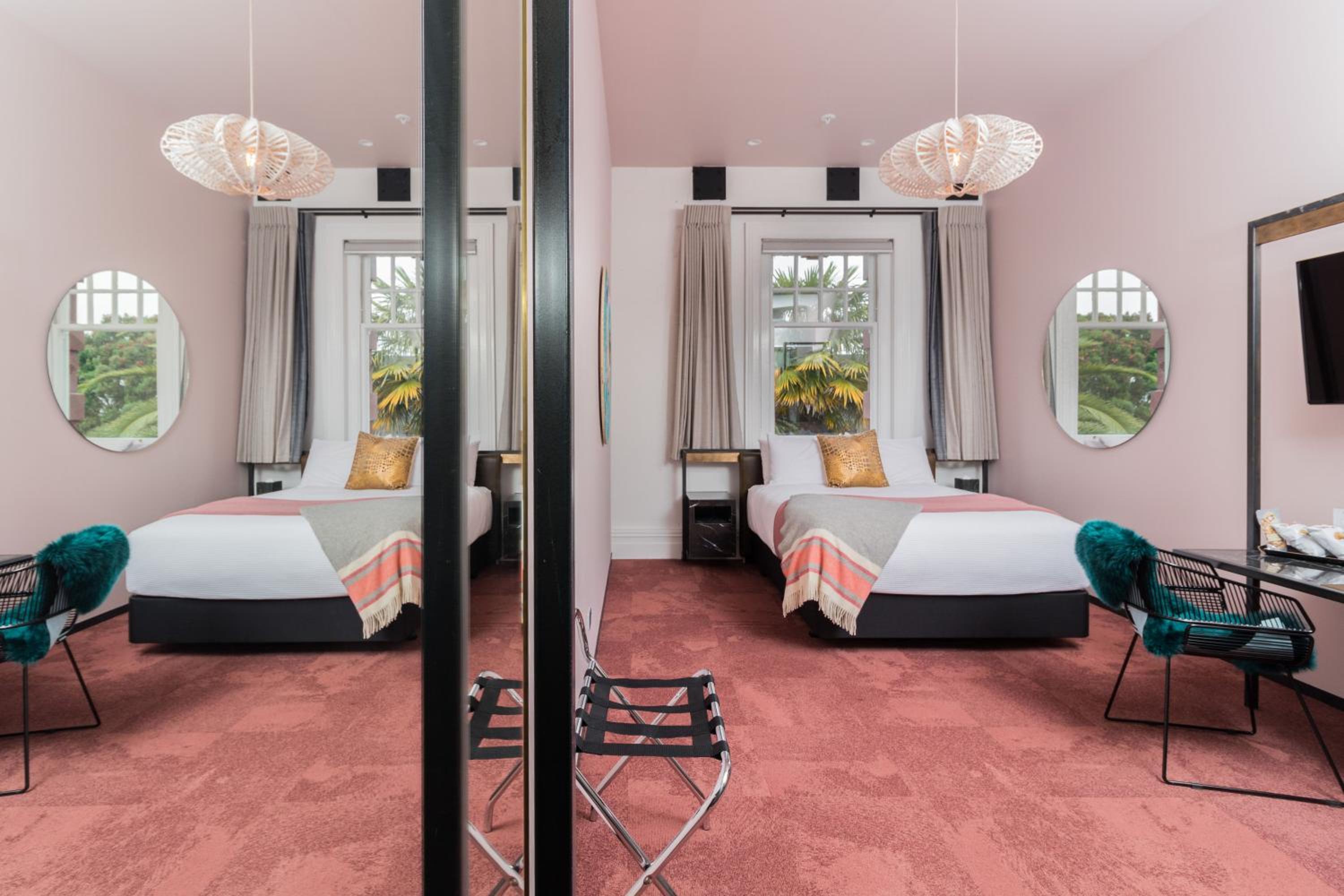 Deluxe Queen Room - Photo 6