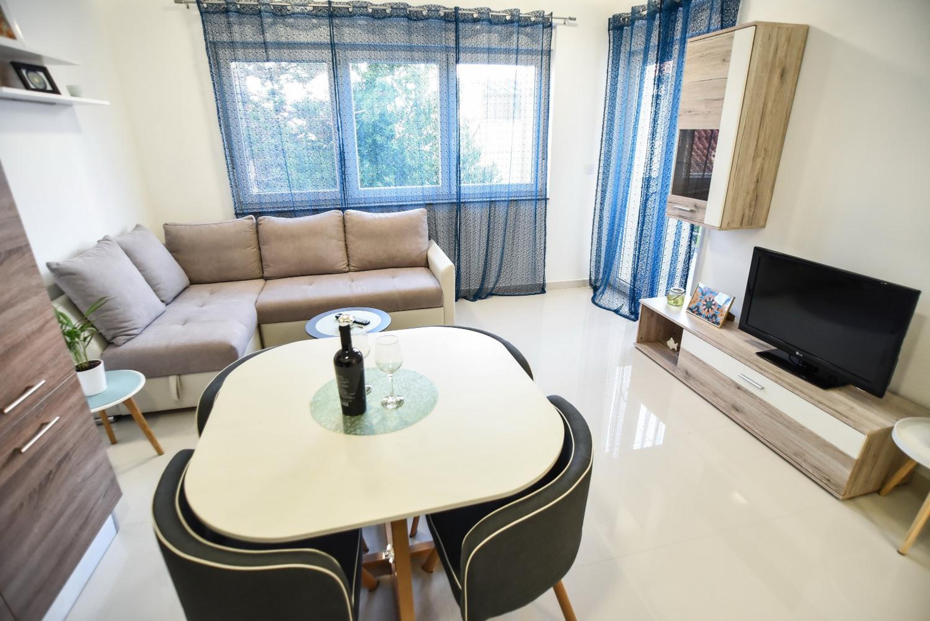One-Bedroom Apartment photo 2