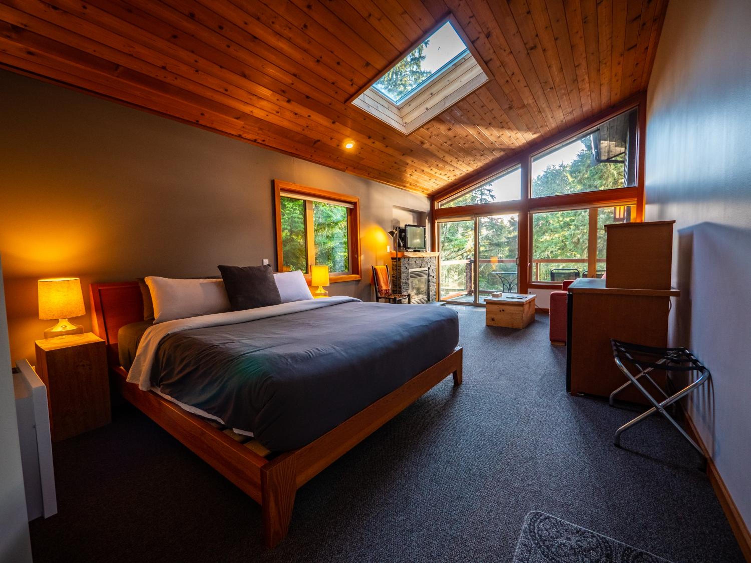 Deluxe King Lodge Suites (No Kids Or Pets) photo 1
