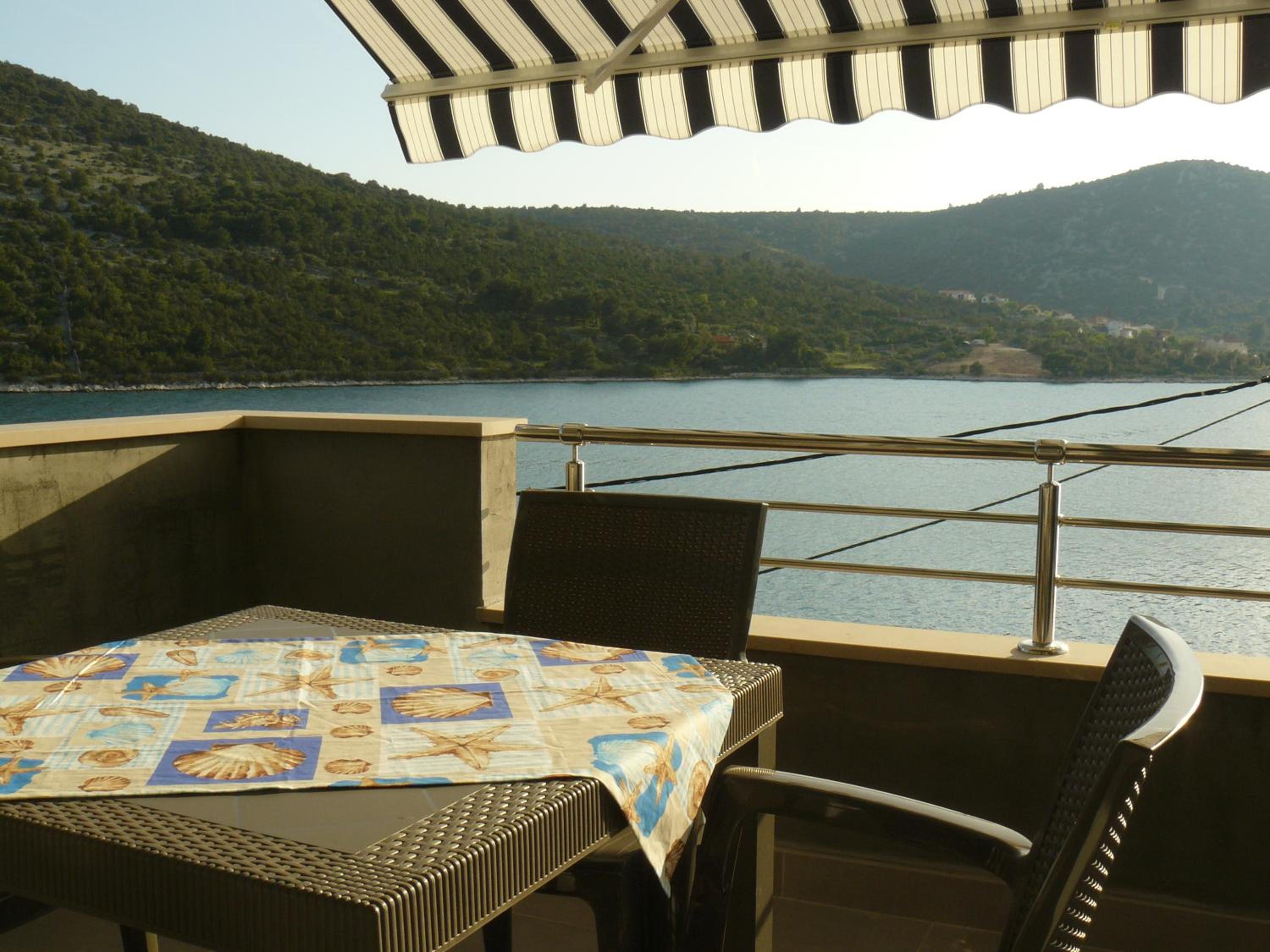 One-Bedroom Apartment with Balcony and Sea View photo 3