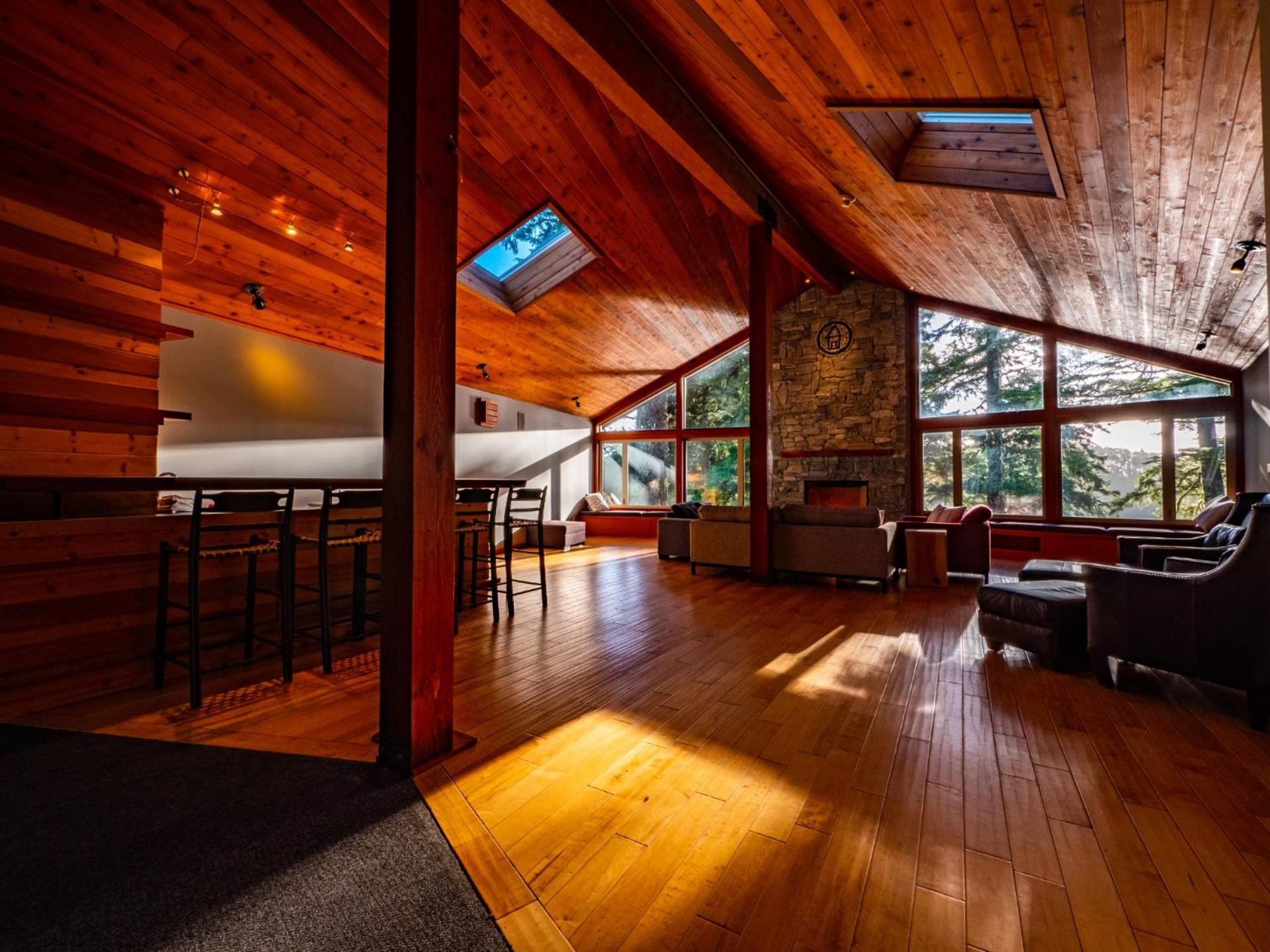 Deluxe King Lodge Suites (No Kids Or Pets) photo 2