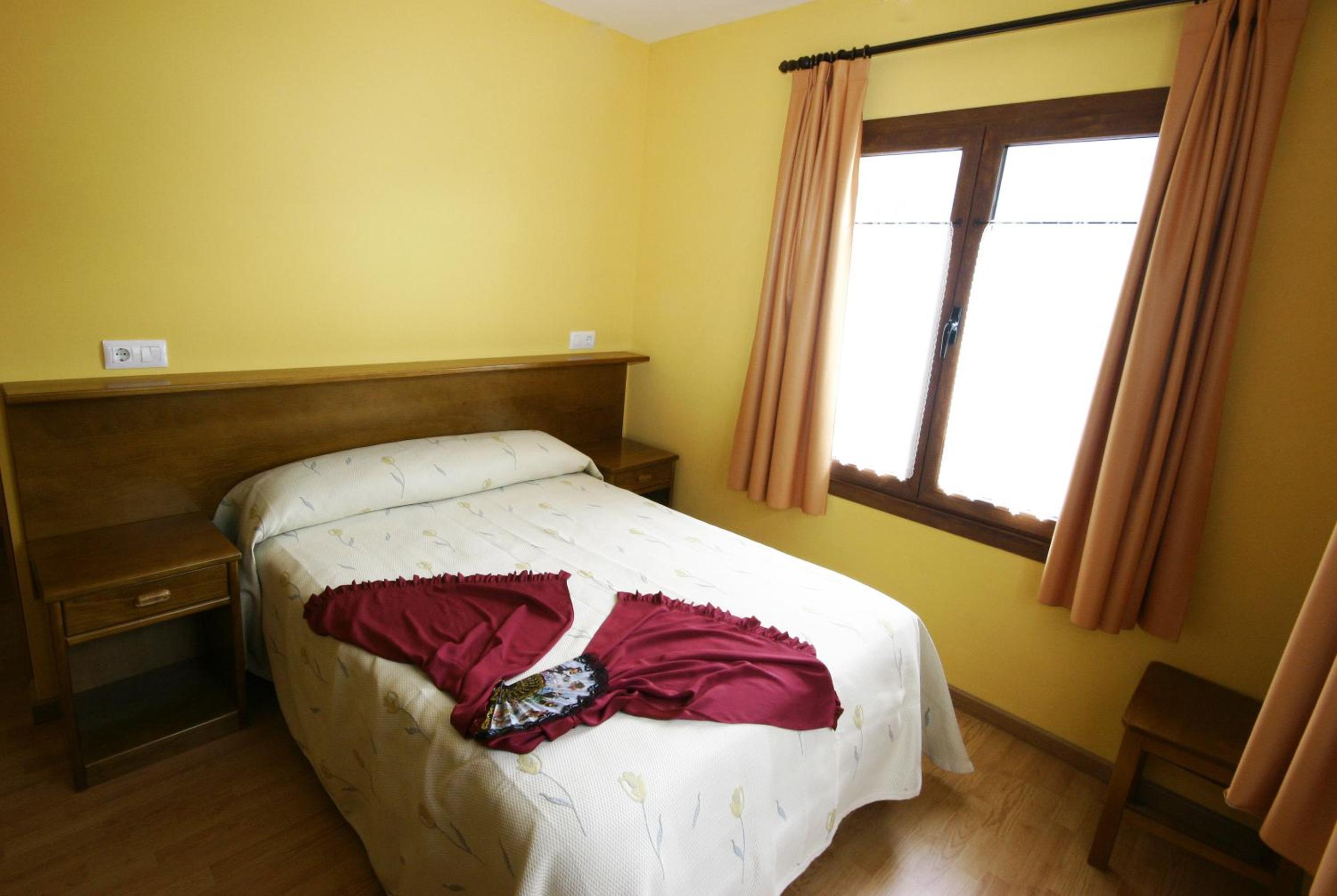 Double or Twin Room - Photo 4
