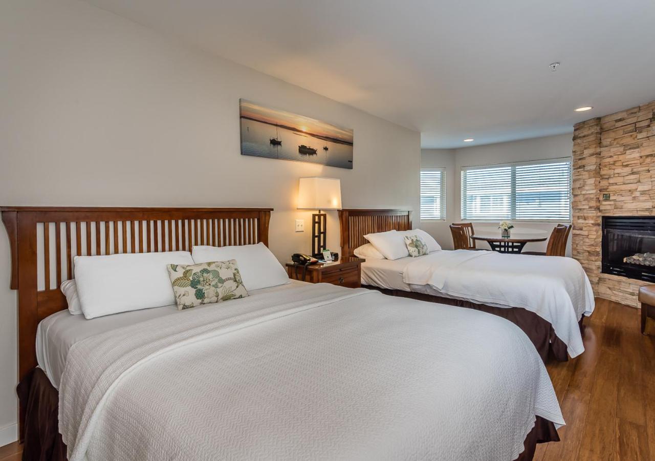 Queen Room with Two Queen Beds photo 2
