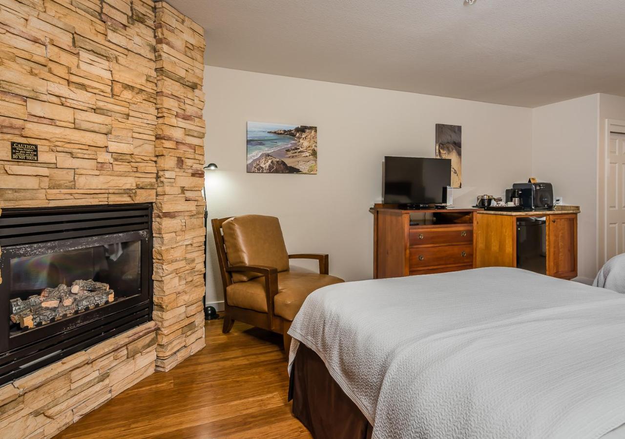 Queen Room with Two Queen Beds photo 1