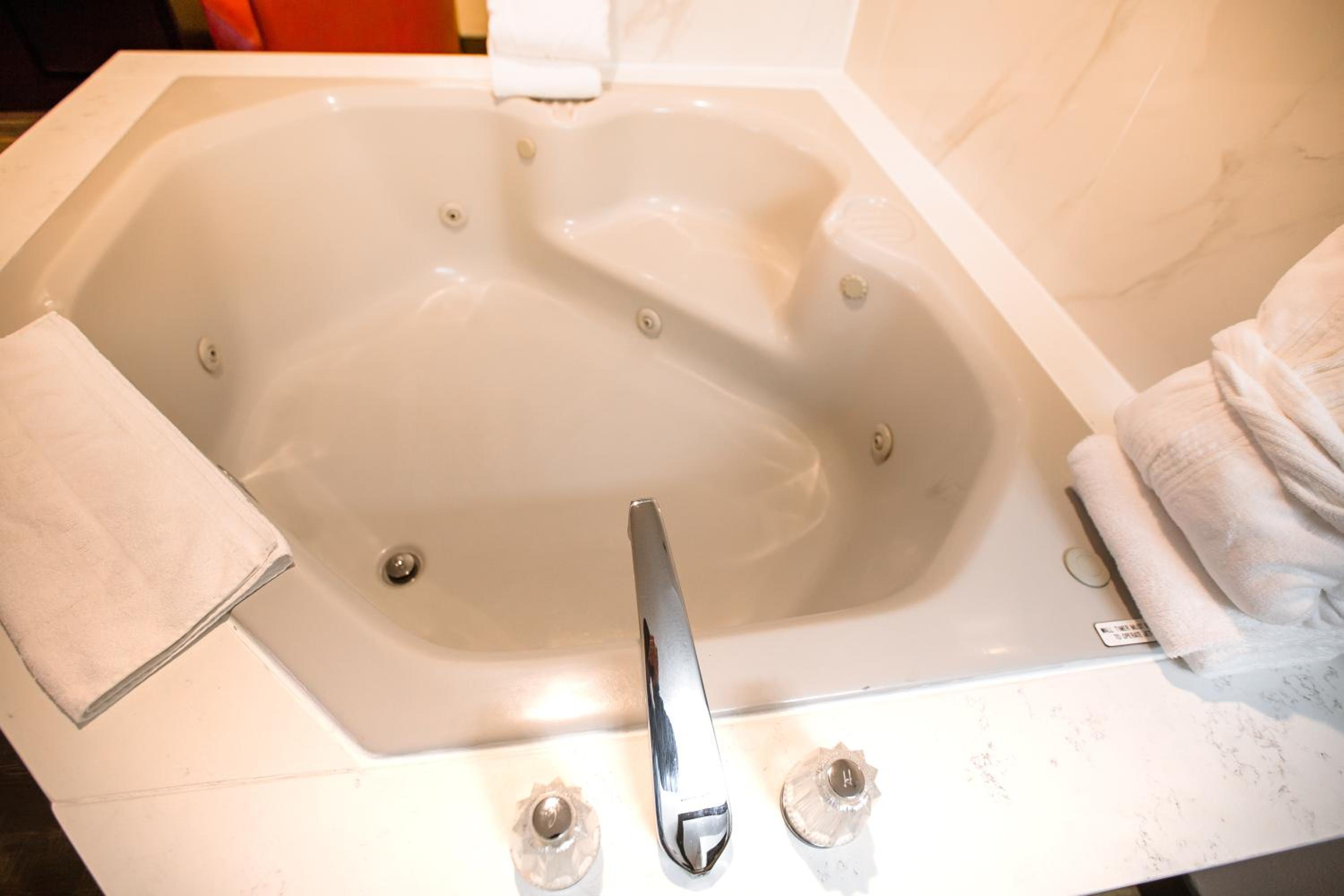 Executive Suite - Photo 2