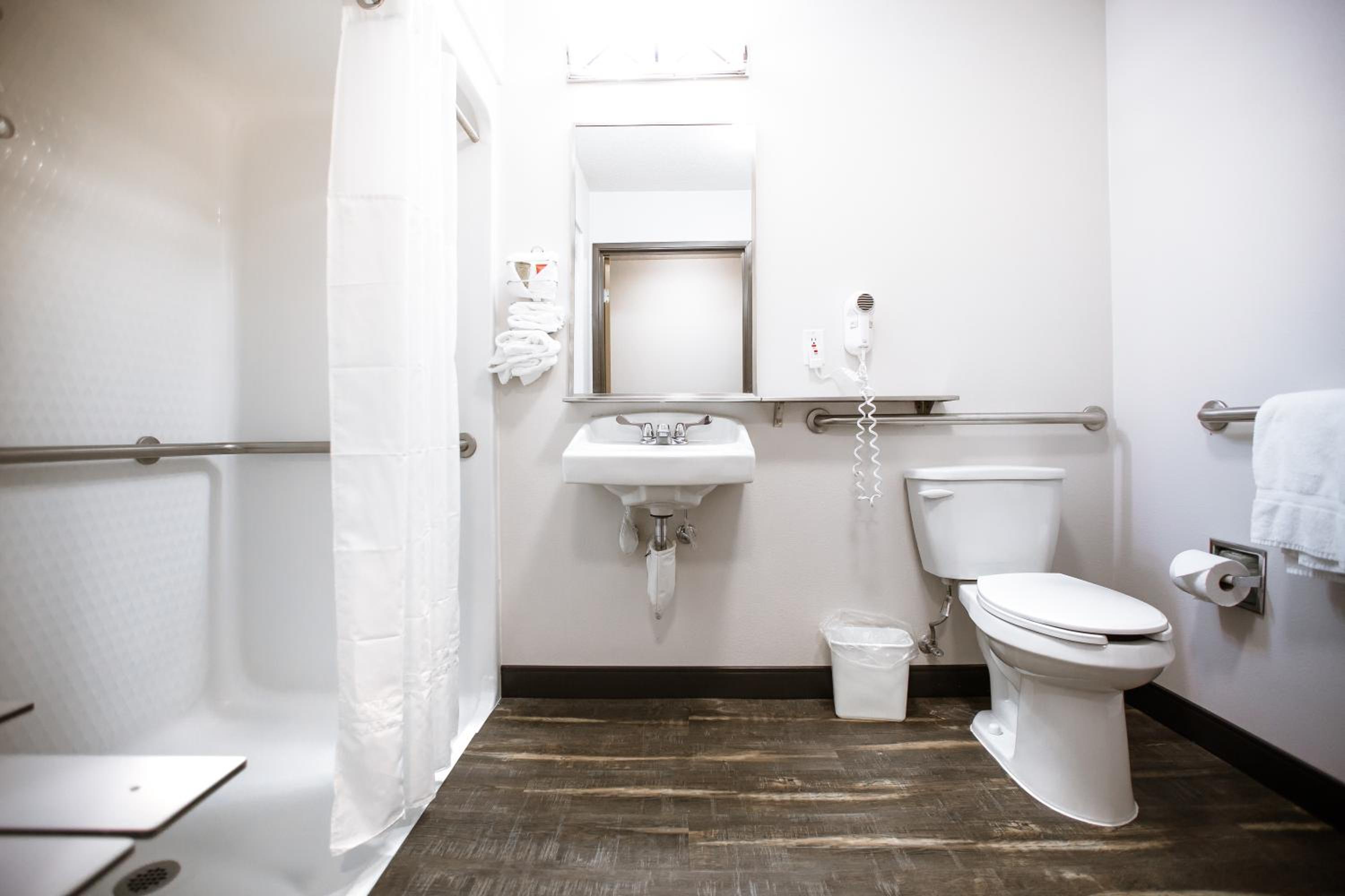 Single Queen Room - ADA Accessible photo 2