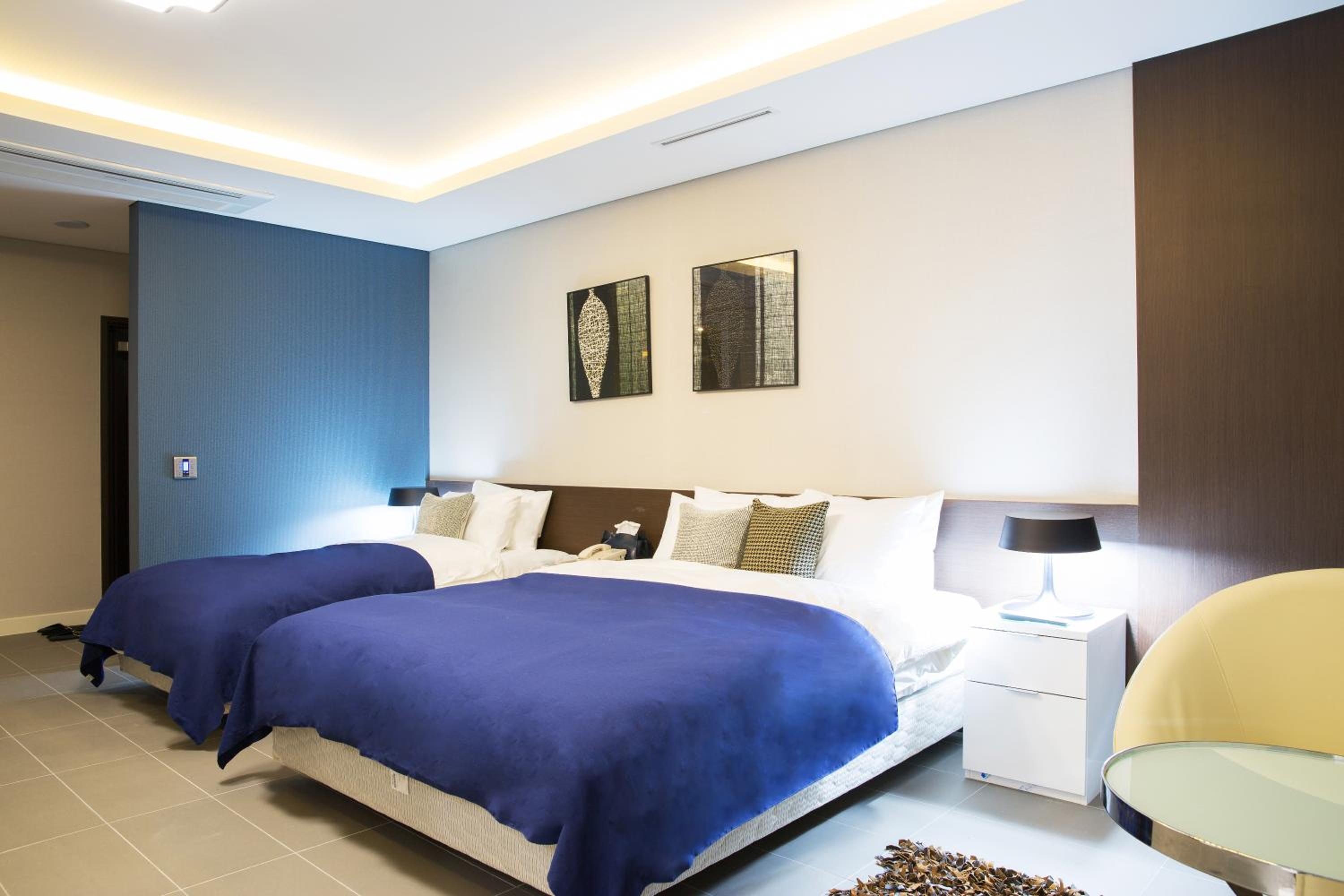 Premier Suite (Free water laundry/dry service offered for 2+ nights stay)
