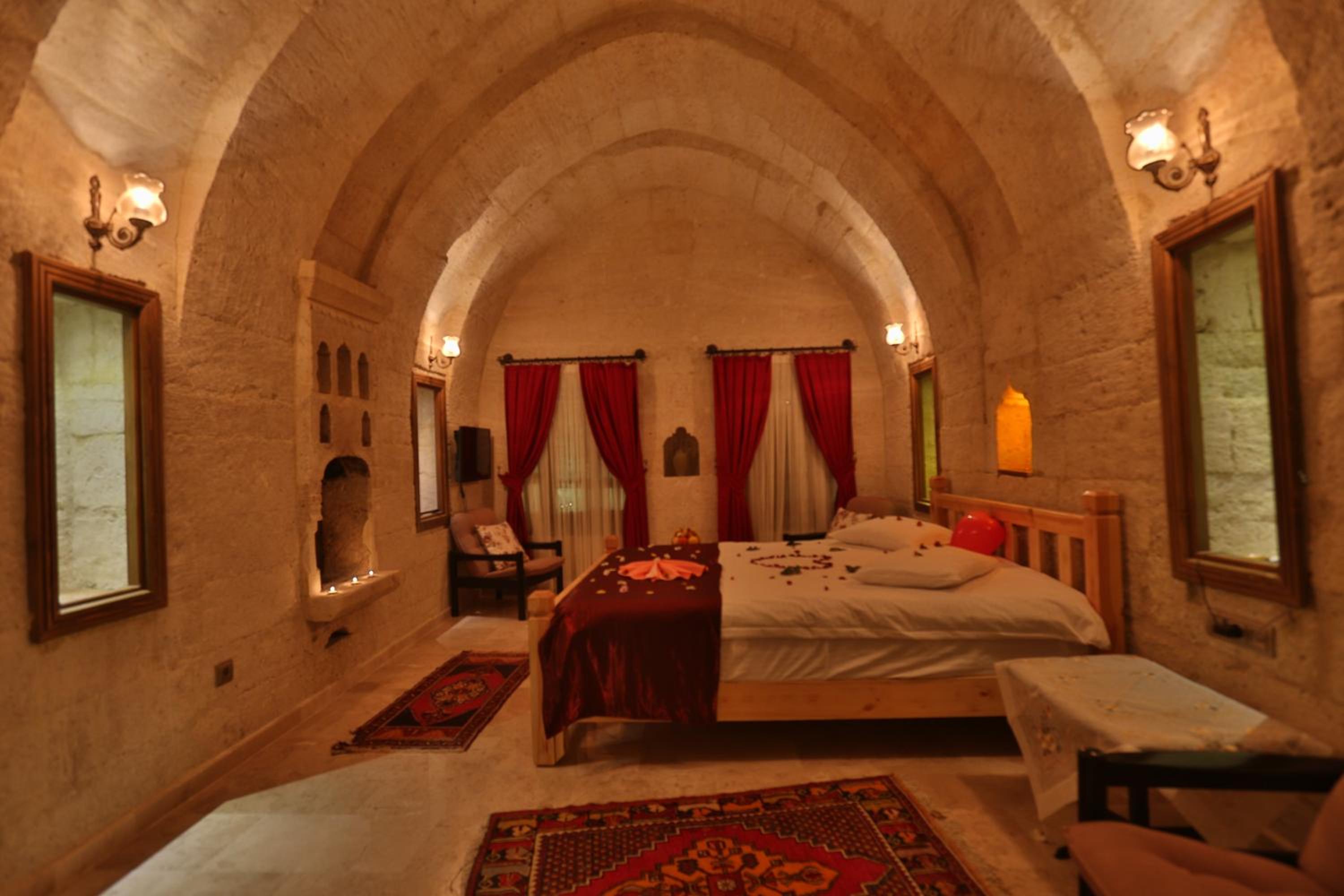 Deluxe Double Room with Bath - Photo 11