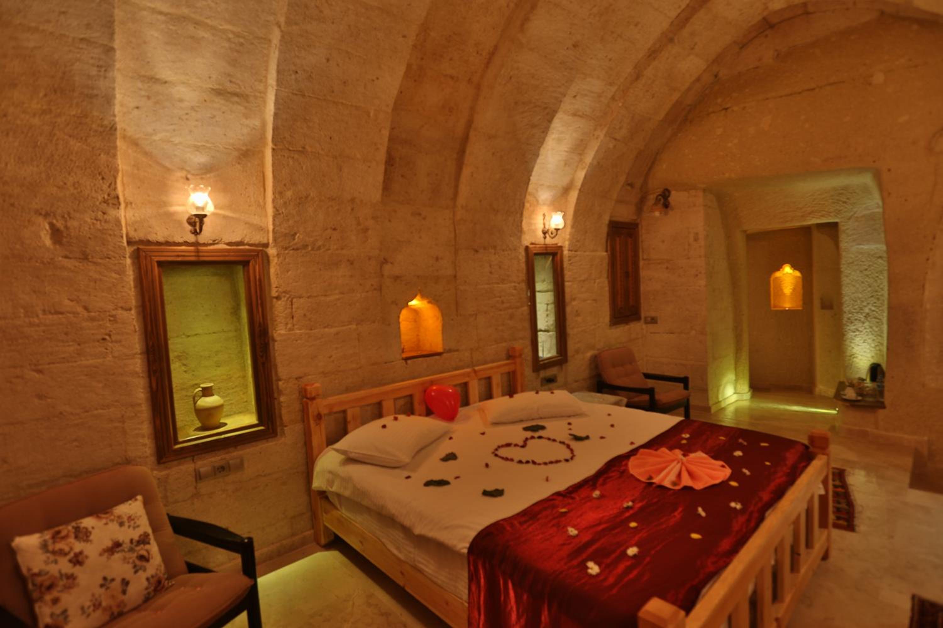 Deluxe Double Room with Bath - Photo 12
