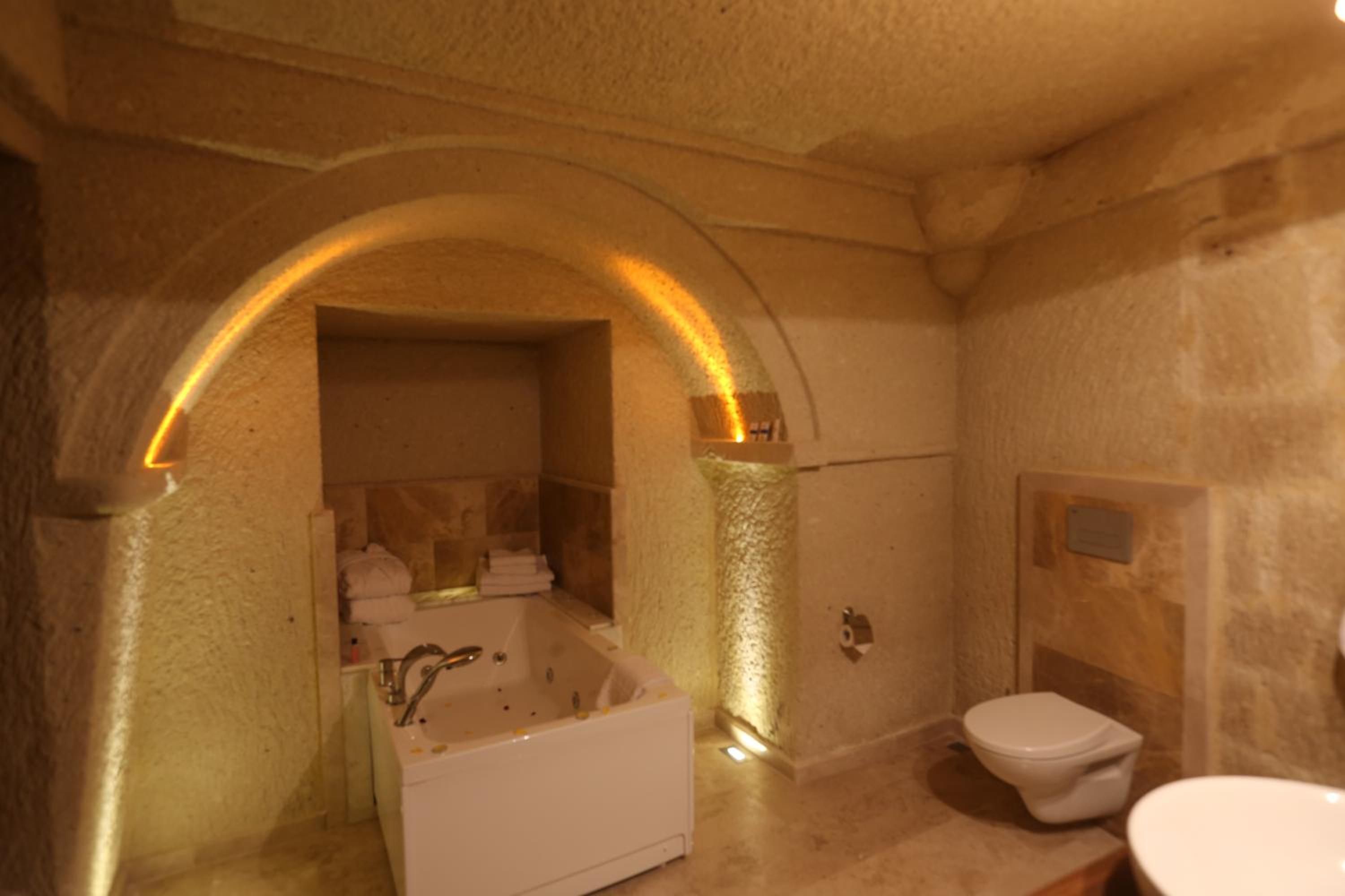 Deluxe Double Room with Bath - Photo 13