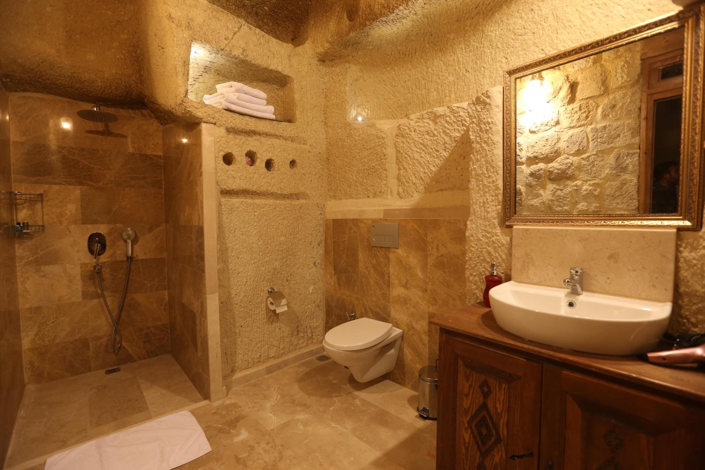 Deluxe Double Room with Bath - Photo 15