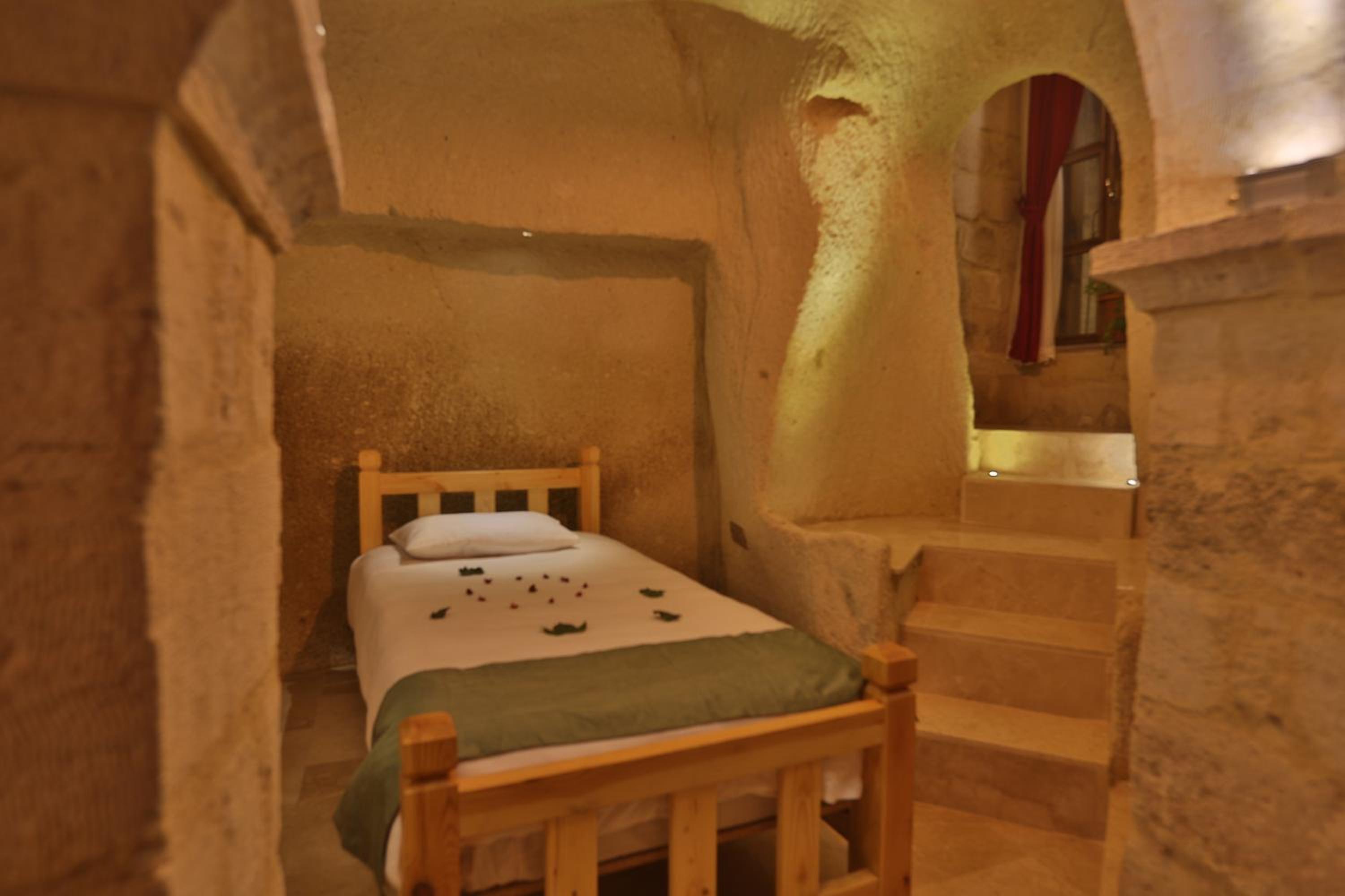 Deluxe Double Room with Bath - Photo 16