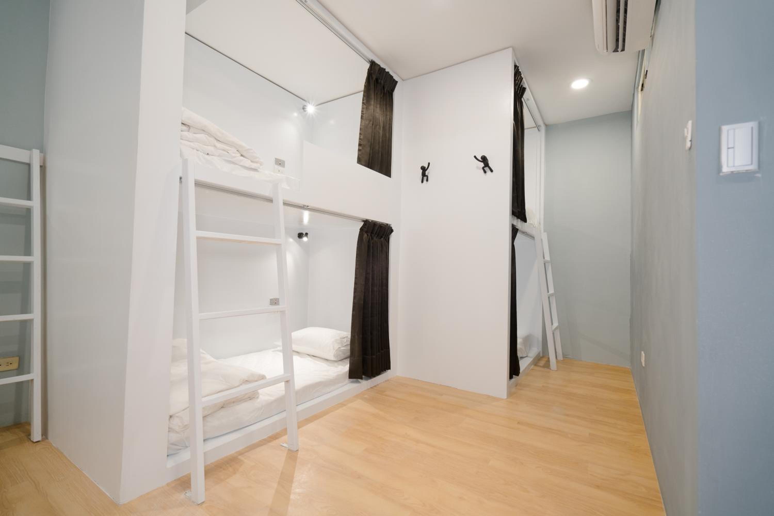 10-Bed Mixed Dormitory Room