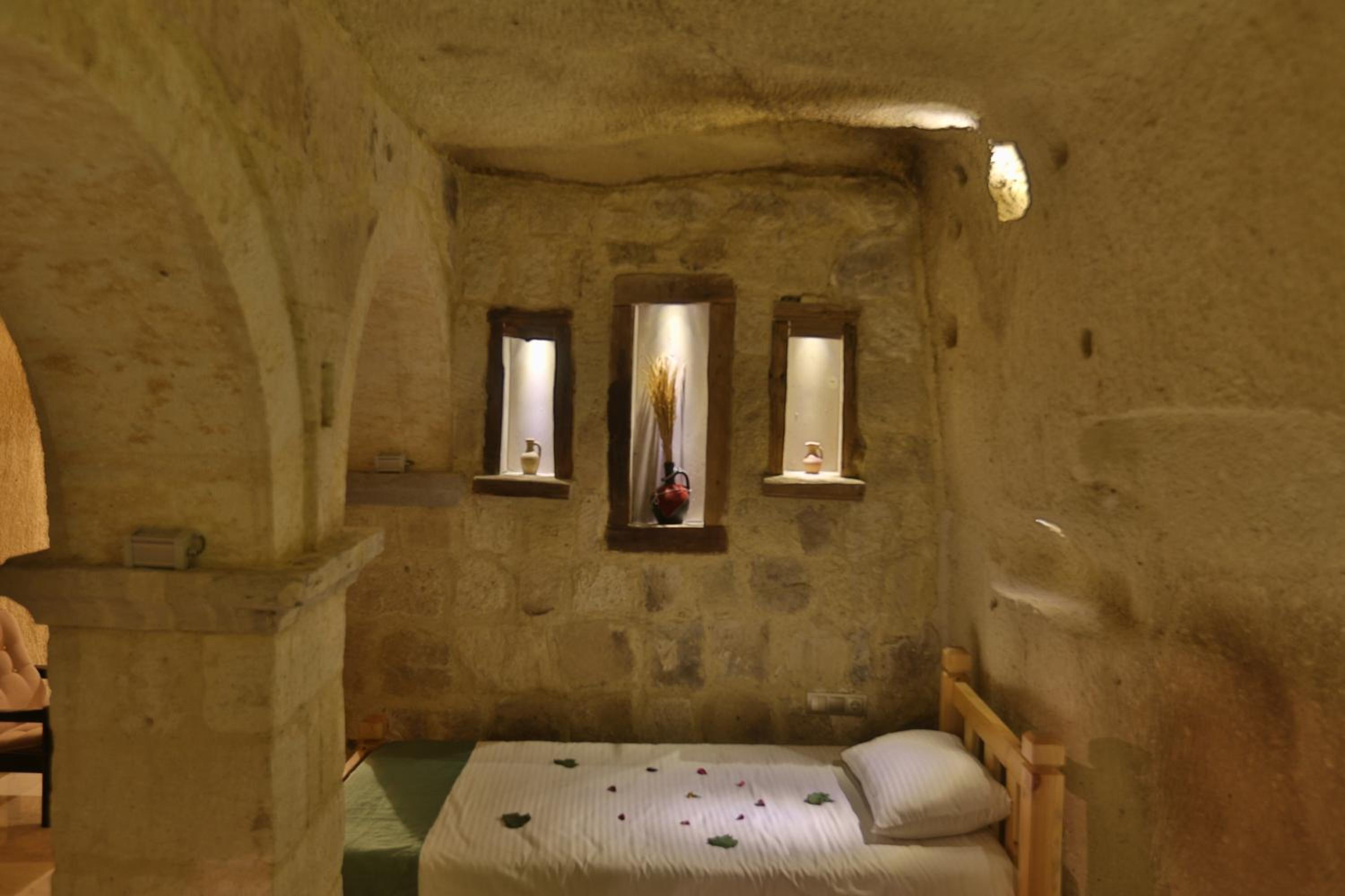 Deluxe Double Room with Bath - Photo 1