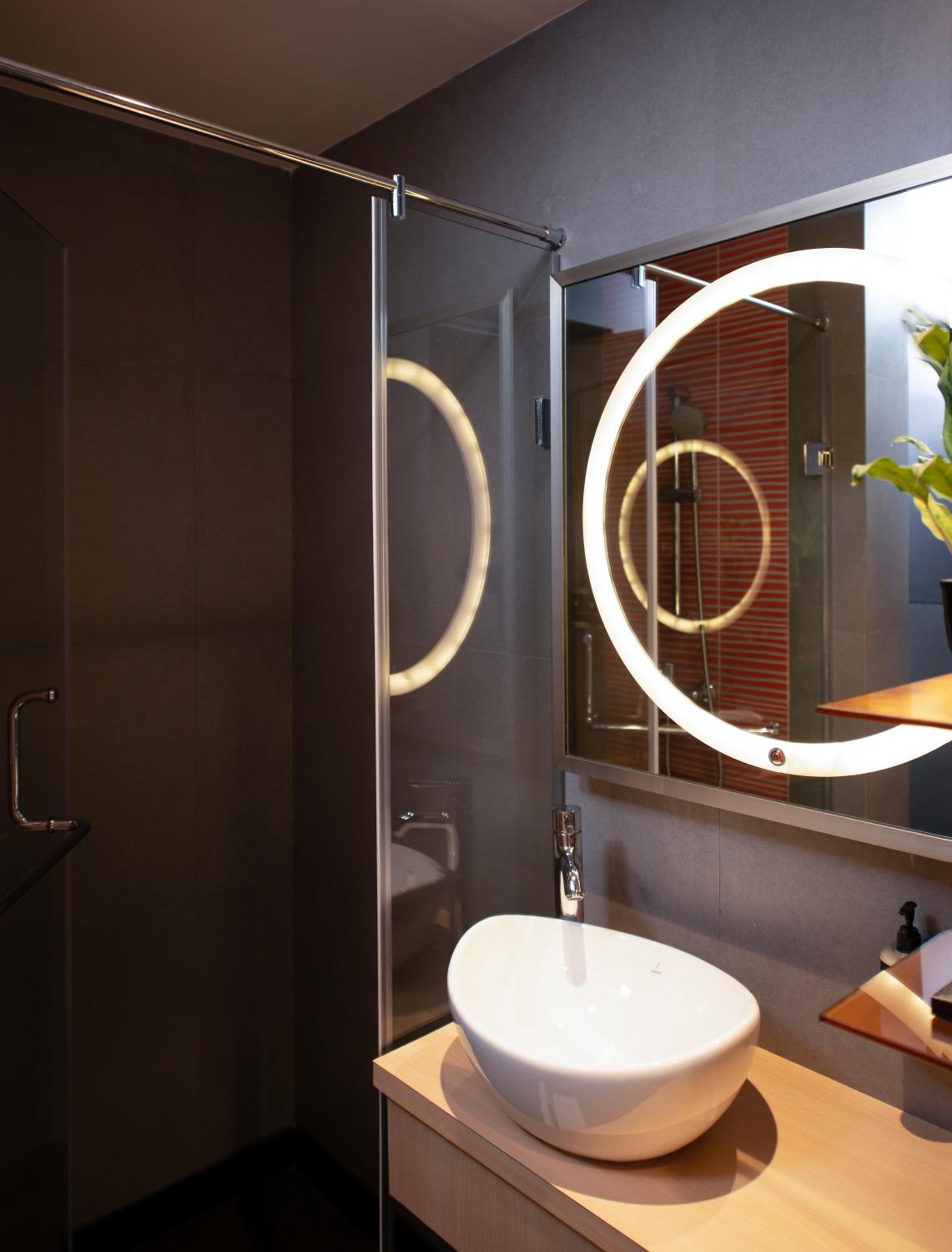 Luxe Queen Room - Photo 11