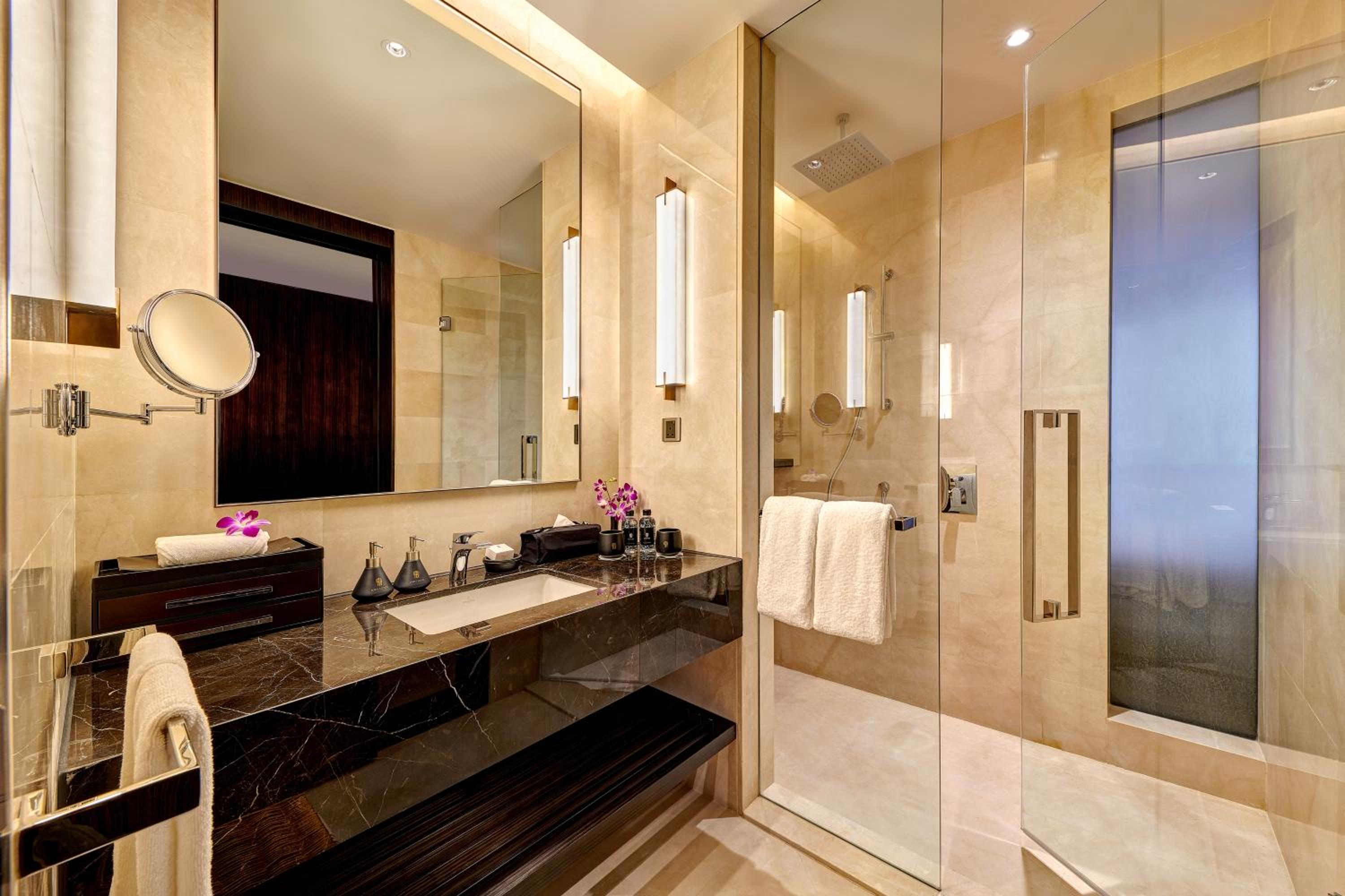 Grand Oasis King photo 3