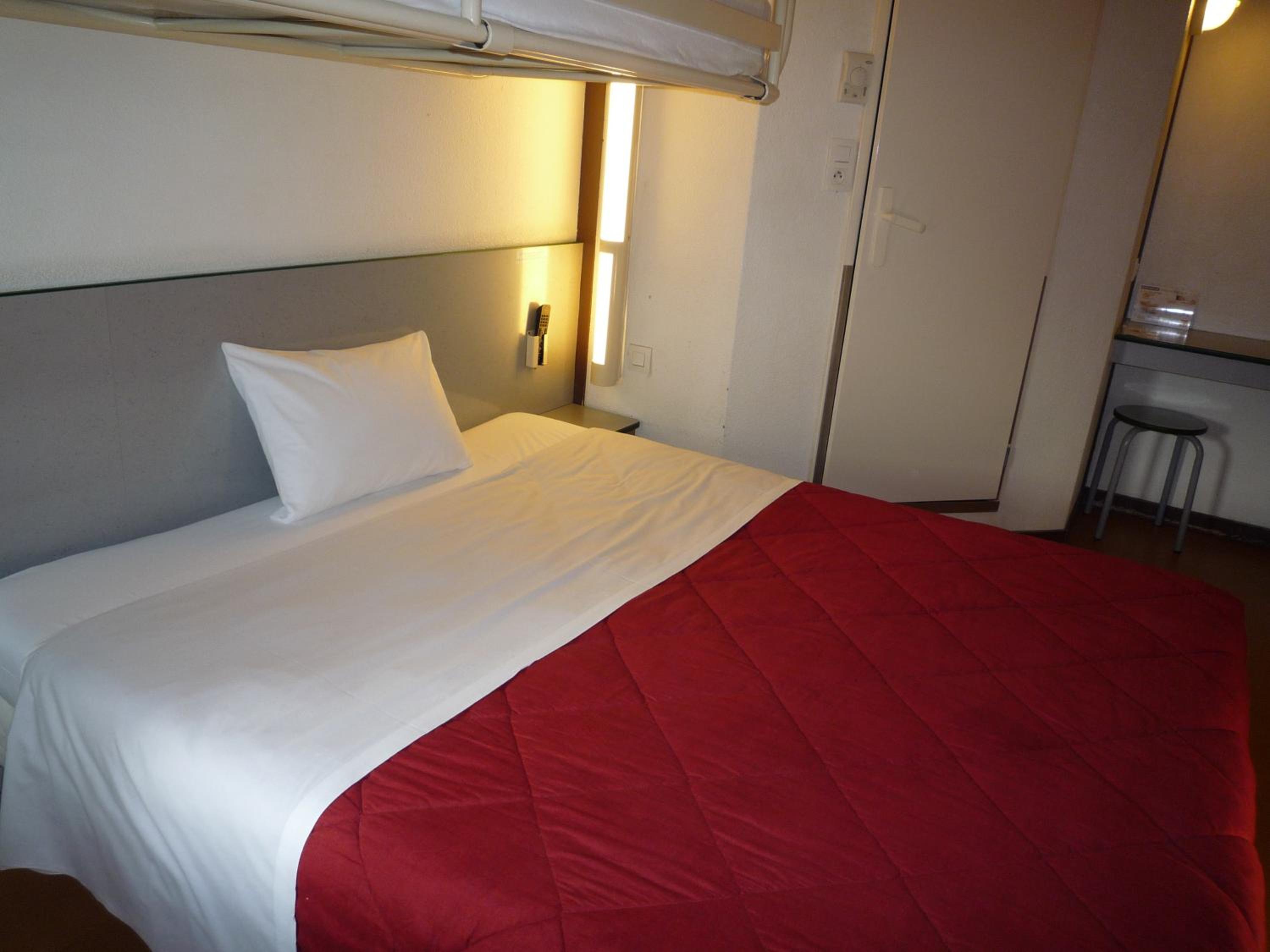 Triple Room (1 Double Bed + 1 Single Bed) - Photo 16