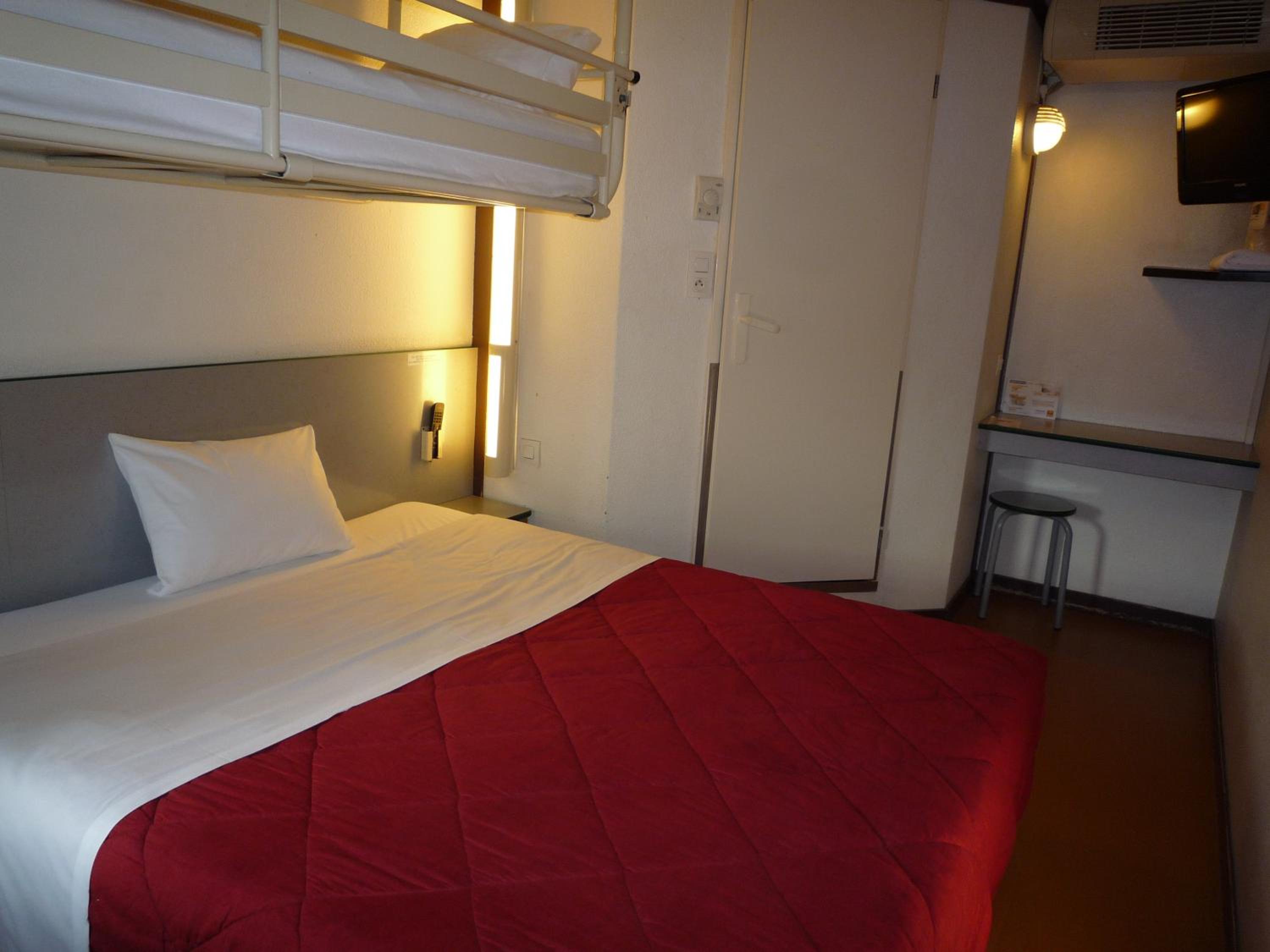 Triple Room (1 Double Bed + 1 Single Bed) - Photo 1